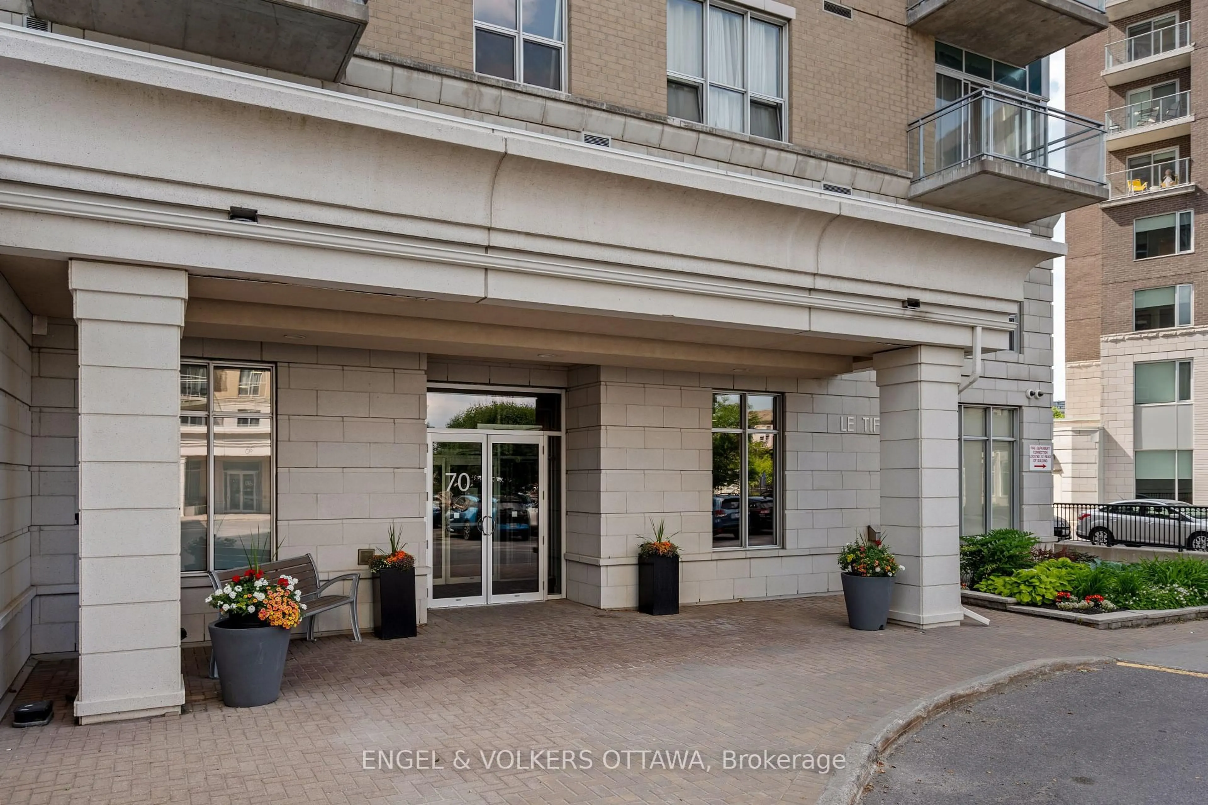 Indoor foyer for 70 Landry St #1905, Ottawa Ontario K1L 0A8