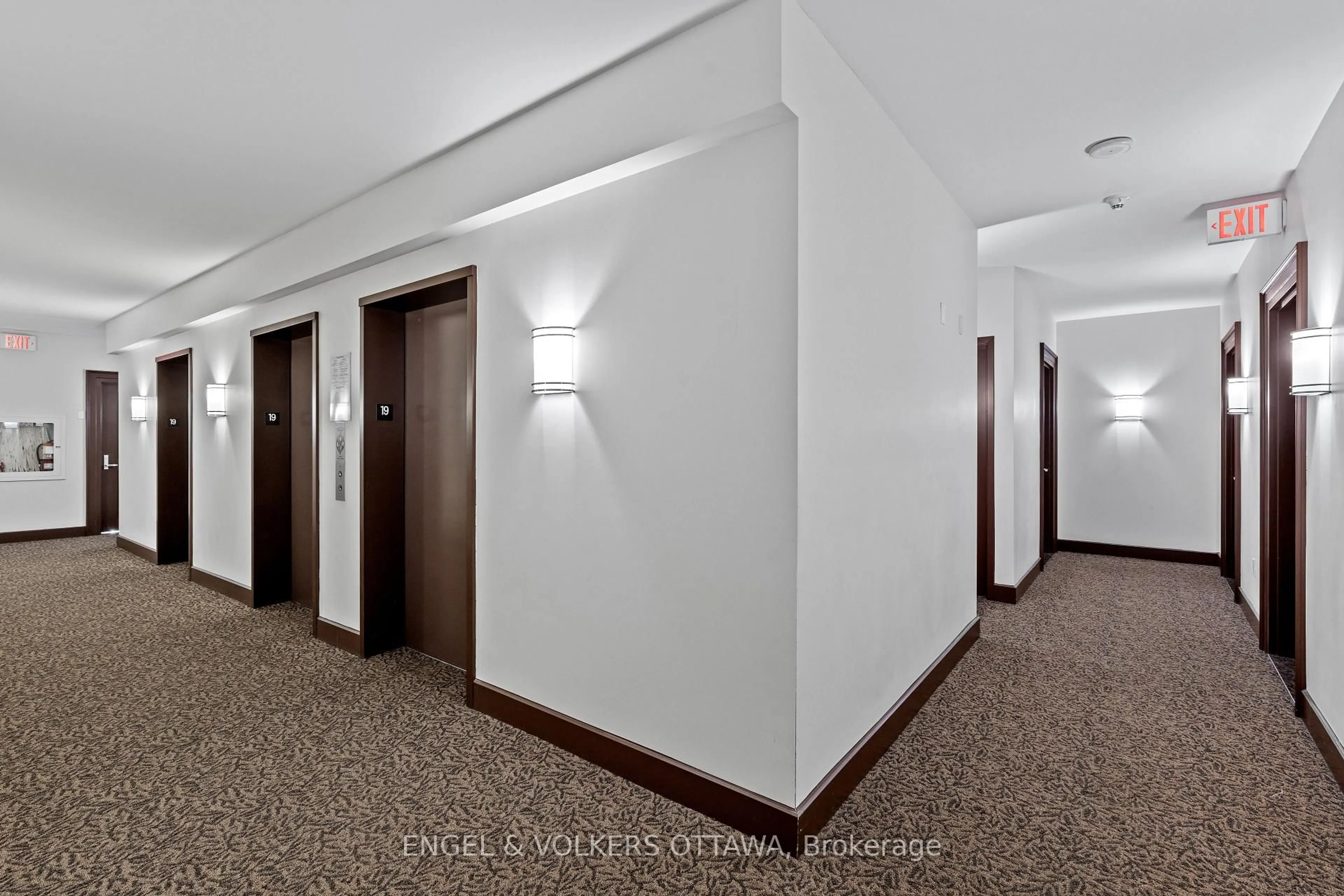 Indoor foyer for 70 Landry St #1905, Ottawa Ontario K1L 0A8