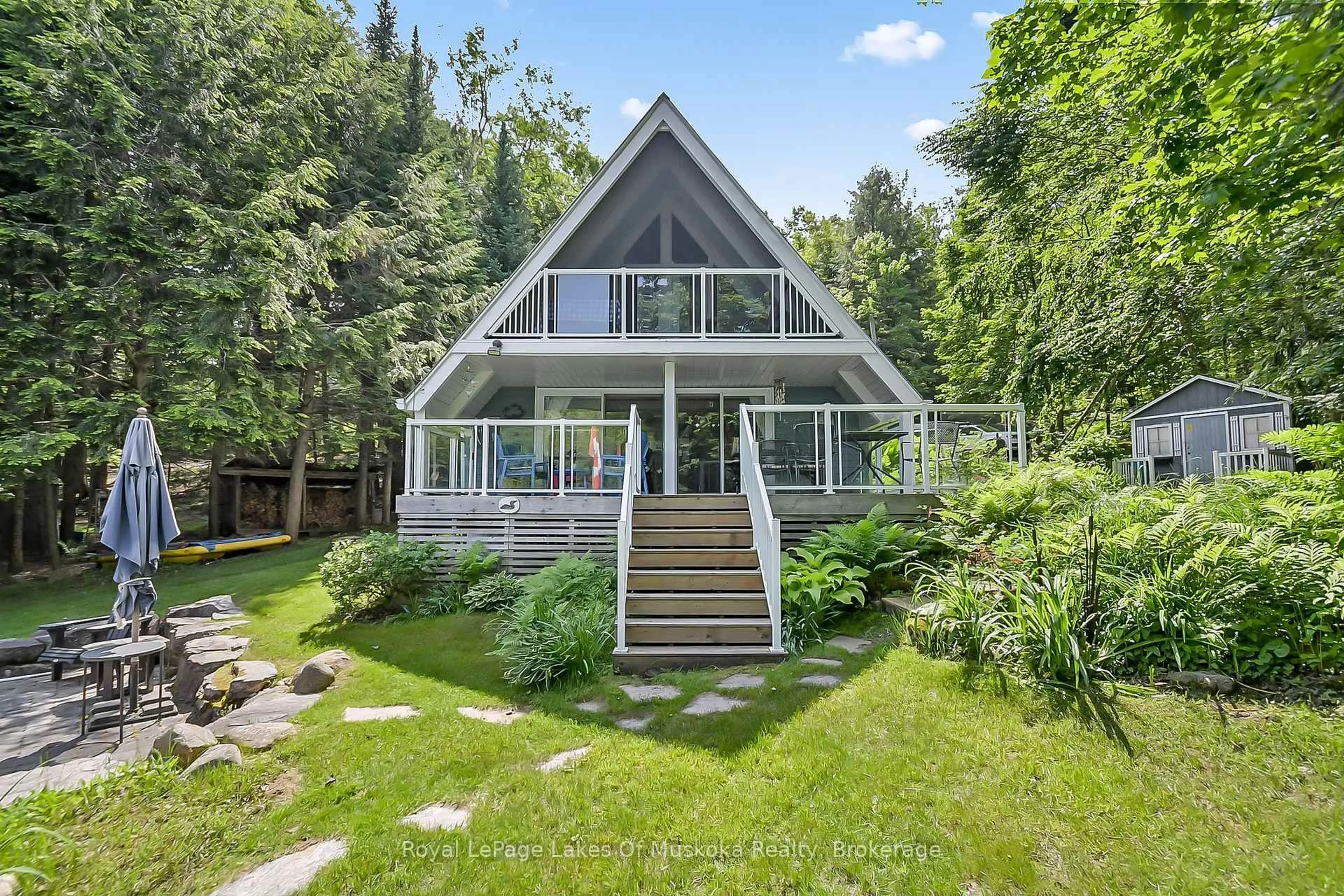 Home with vinyl exterior material, water/lake/river/ocean view for 1005 Kirkpatrick Lane, Bracebridge Ontario P1L 1X1