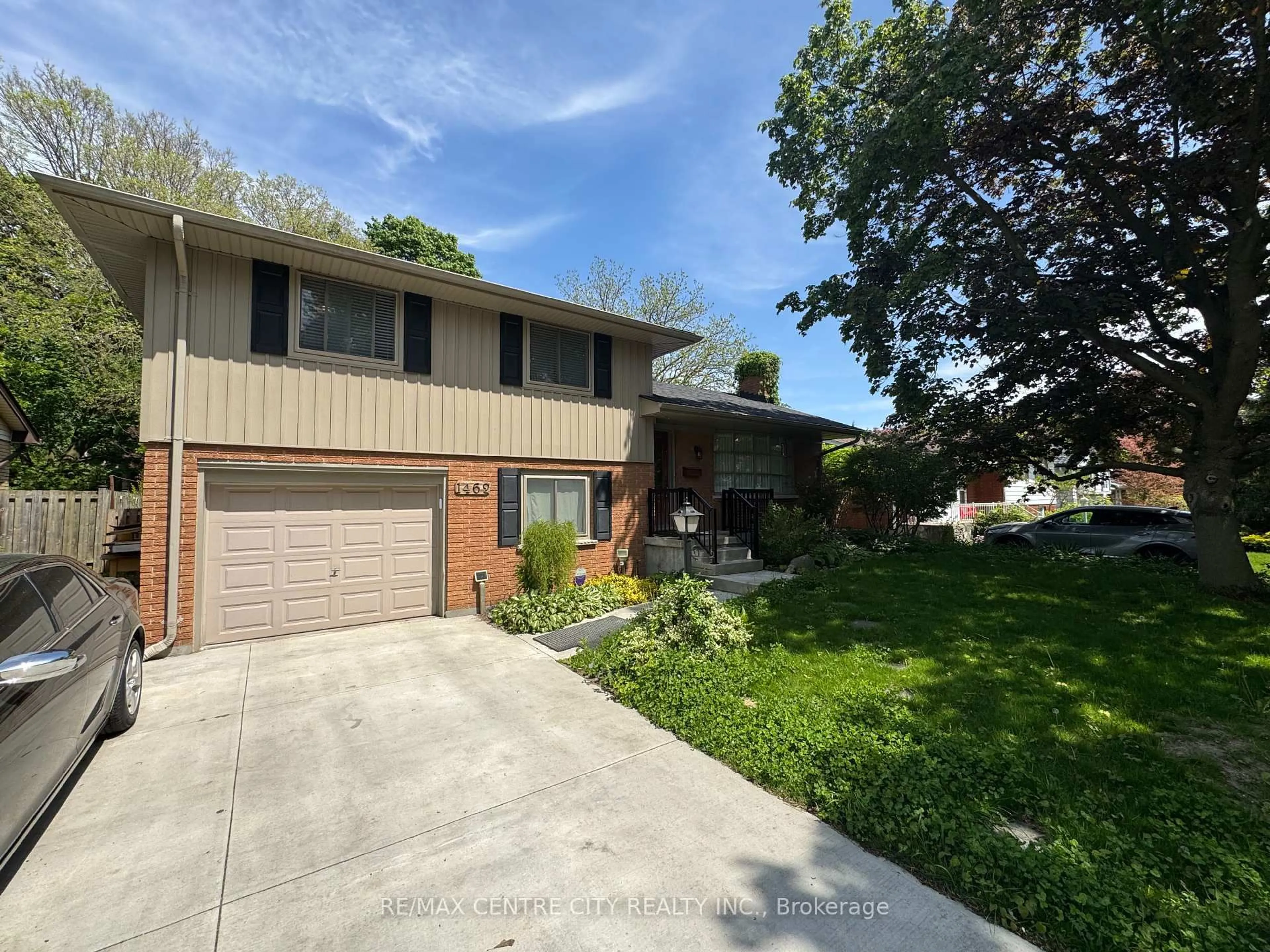 Home with vinyl exterior material, street for 1462 Glengarry Ave, London North Ontario N5X 1R1