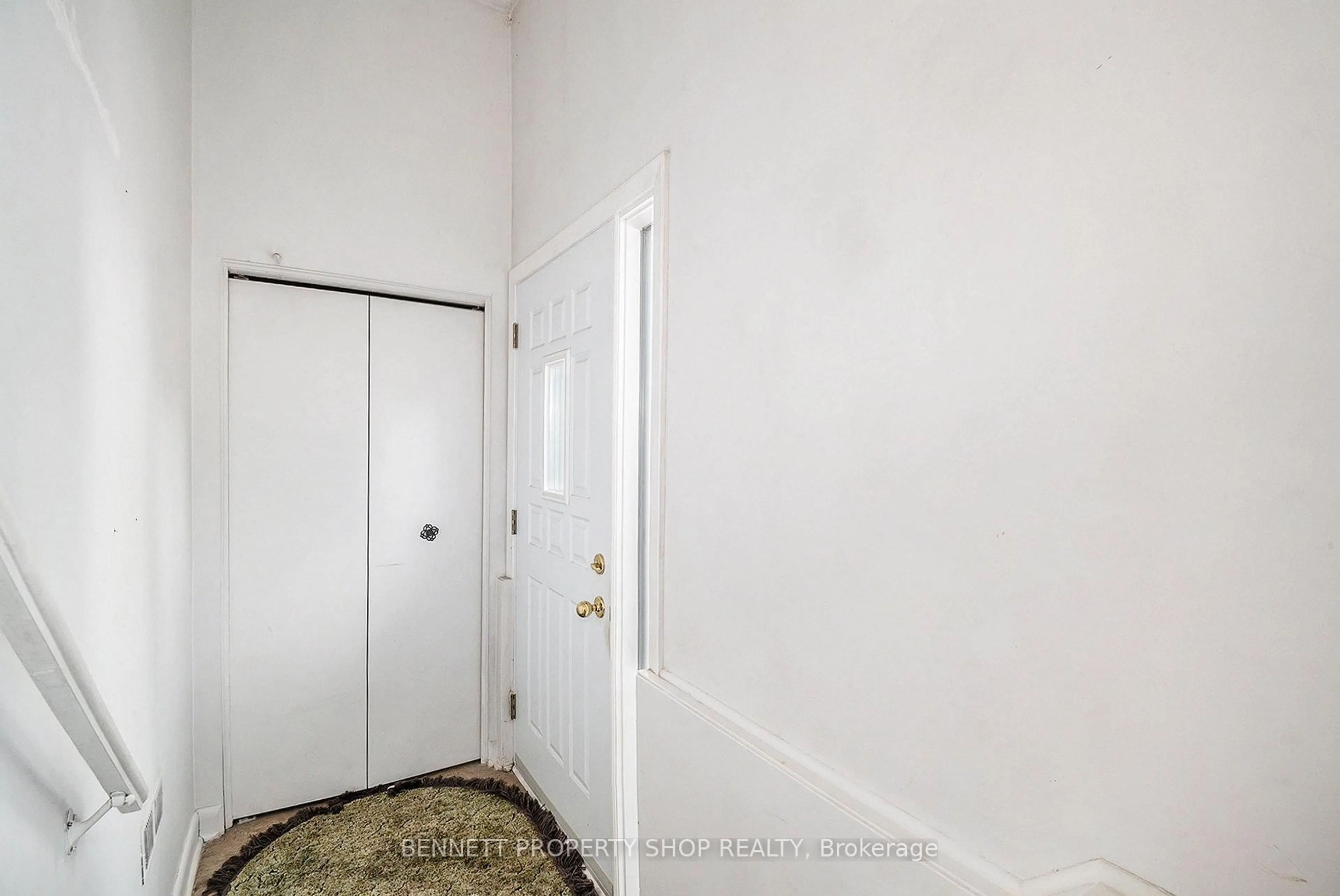 Indoor entryway for 1318 Highgate Rd, Ottawa Ontario K2C 2Y6
