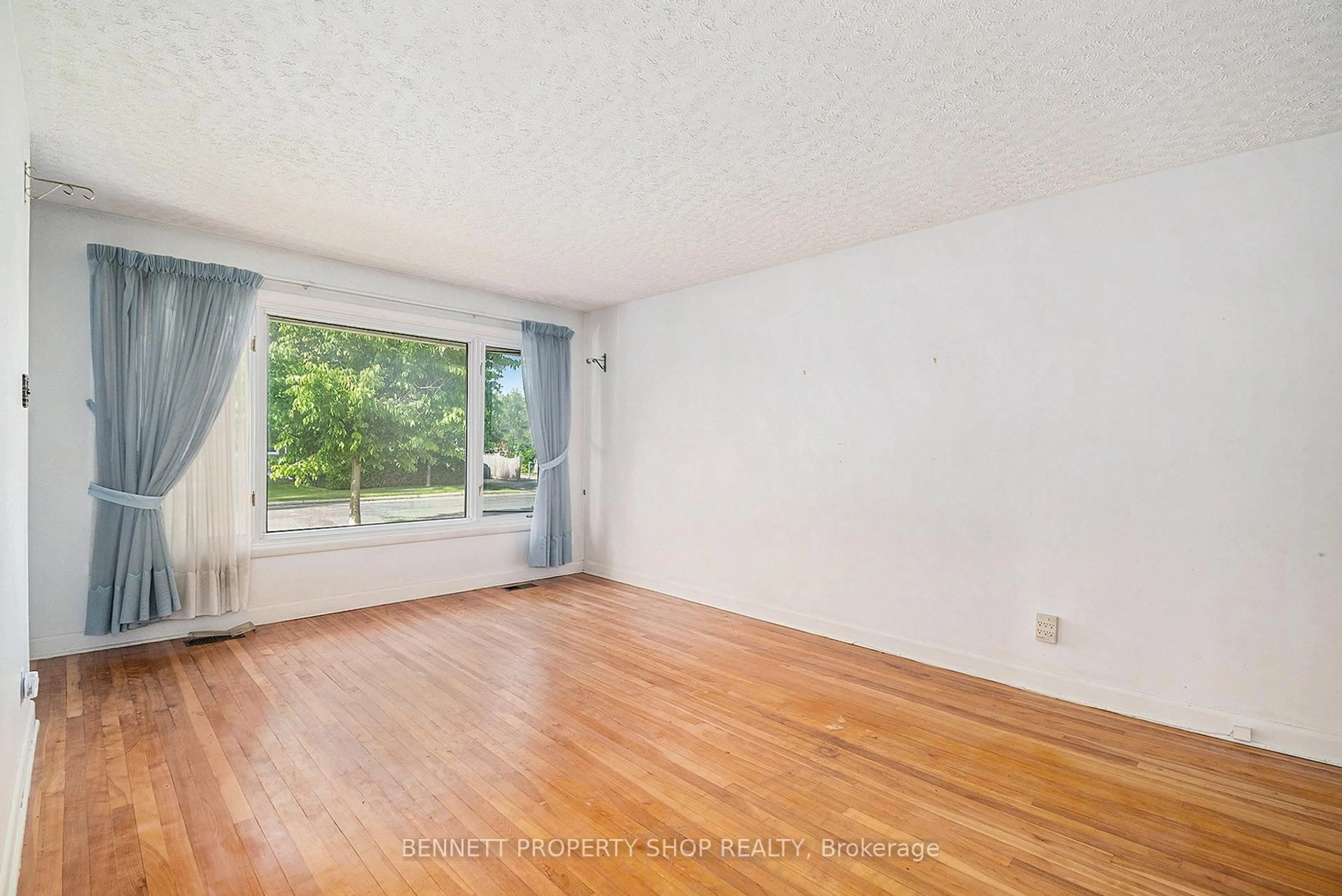 A pic of a room for 1318 Highgate Rd, Ottawa Ontario K2C 2Y6