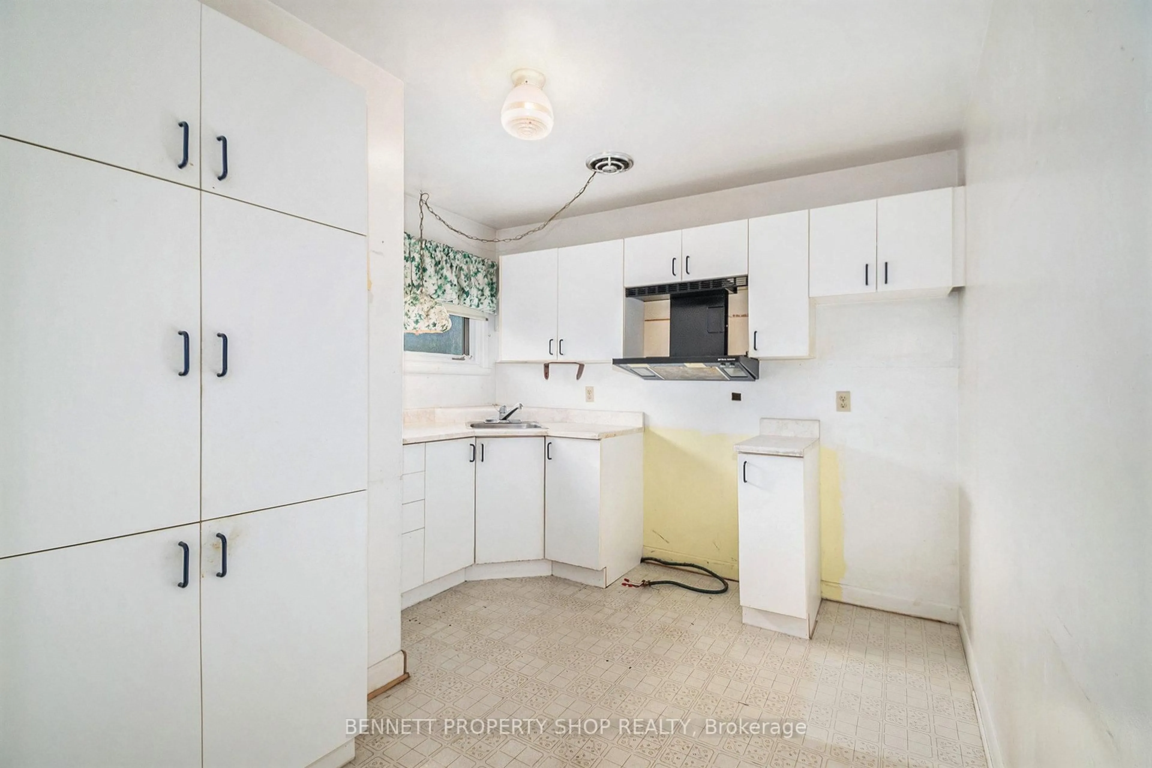 Standard kitchen, ceramic/tile floor for 1318 Highgate Rd, Ottawa Ontario K2C 2Y6
