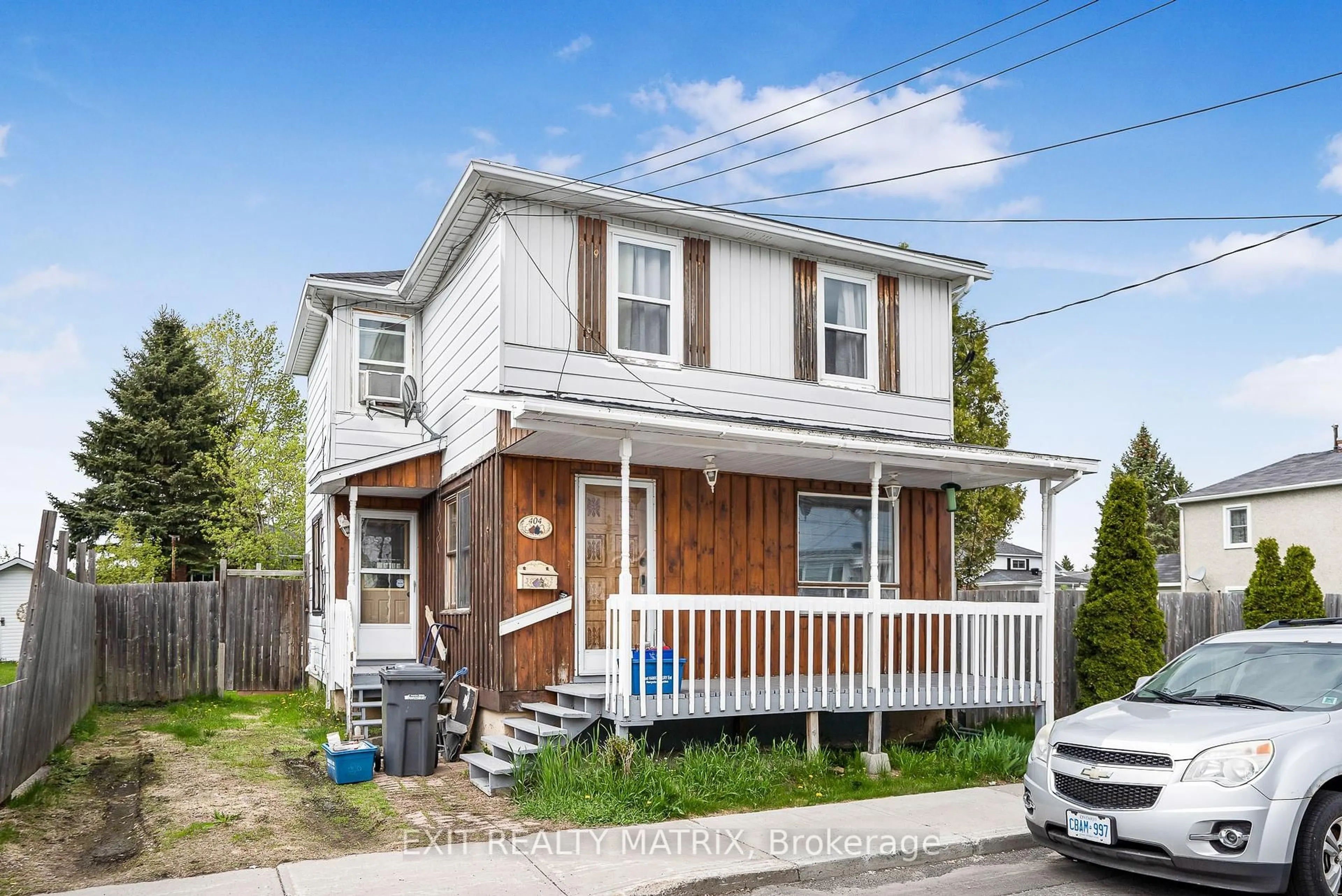 Home with vinyl exterior material, street for 404 Kitchener St, Hawkesbury Ontario K6A 2P2
