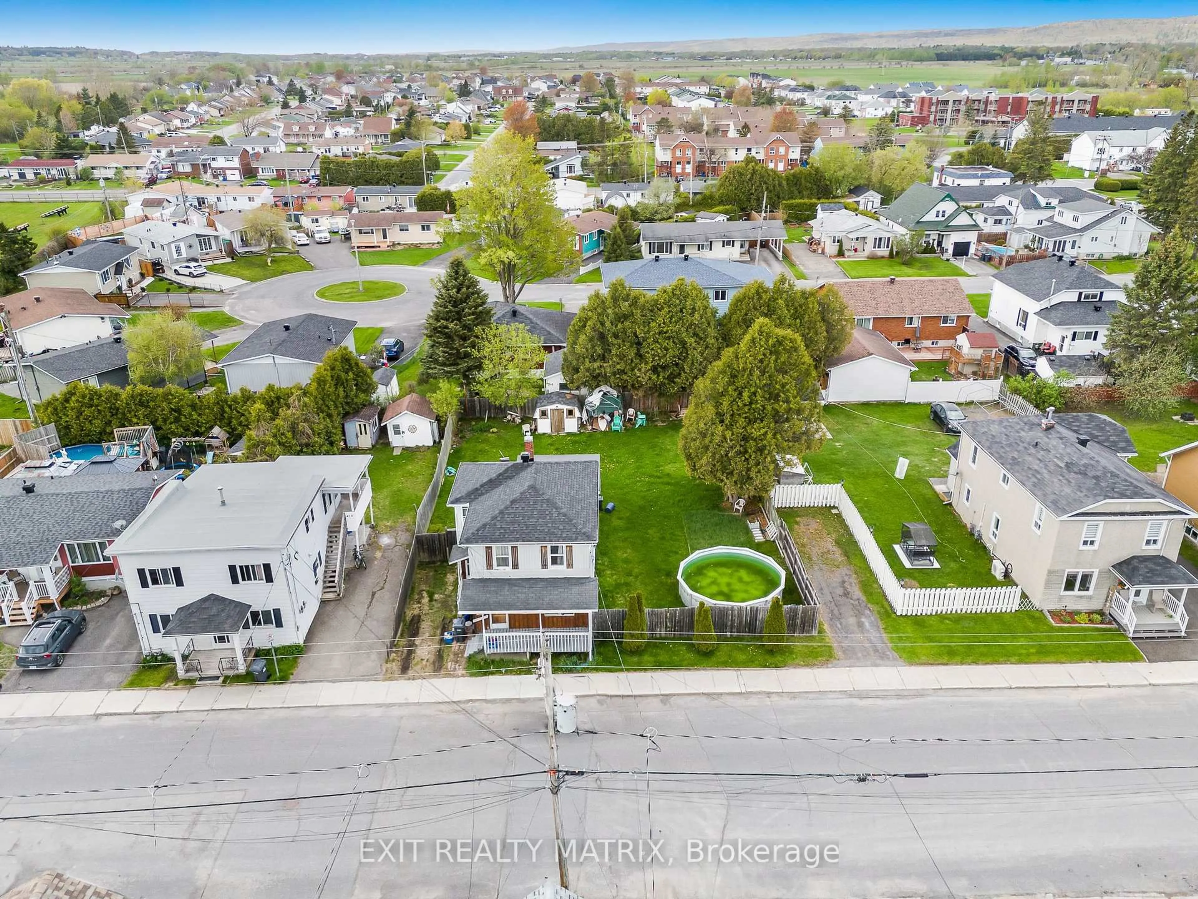 A pic from outside/outdoor area/front of a property/back of a property/a pic from drone, street for 404 Kitchener St, Hawkesbury Ontario K6A 2P2