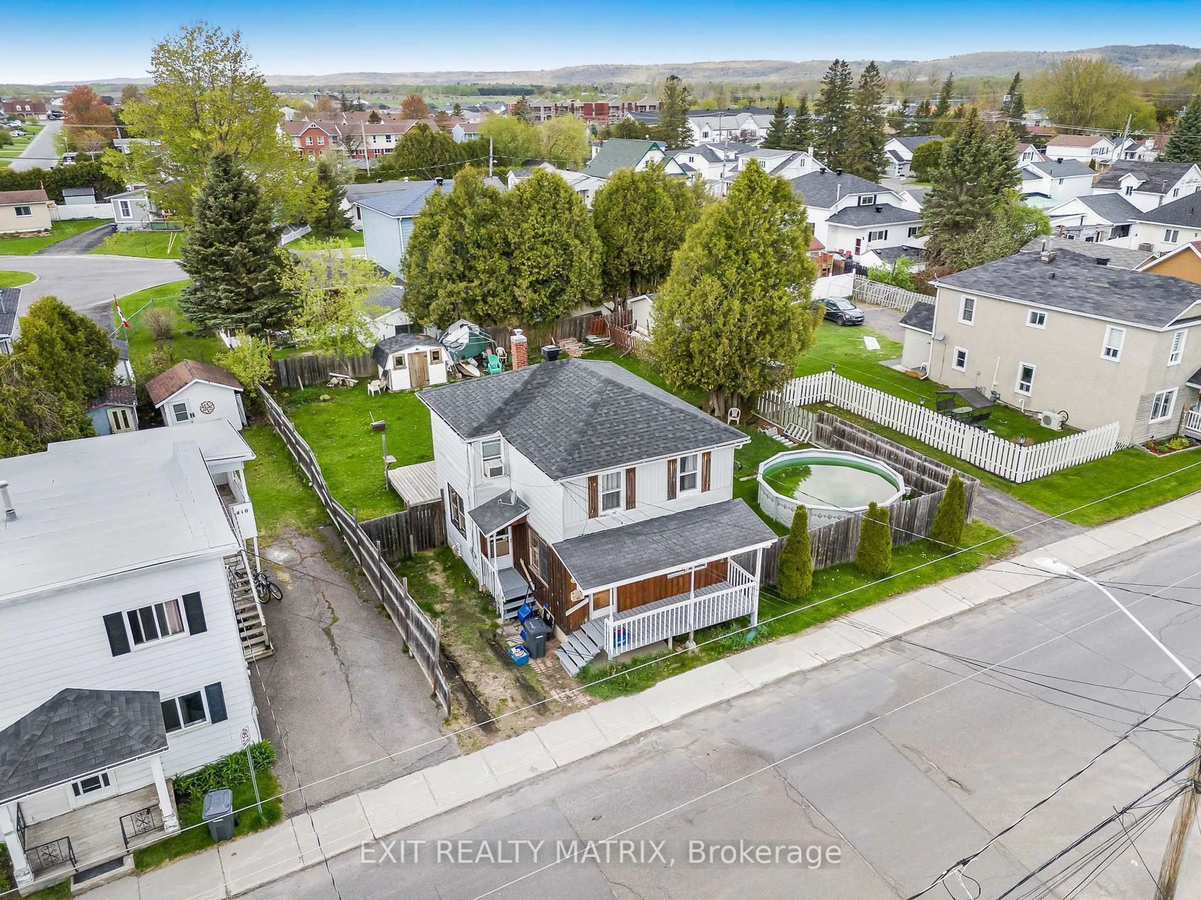 A pic from outside/outdoor area/front of a property/back of a property/a pic from drone, unknown for 404 Kitchener St, Hawkesbury Ontario K6A 2P2
