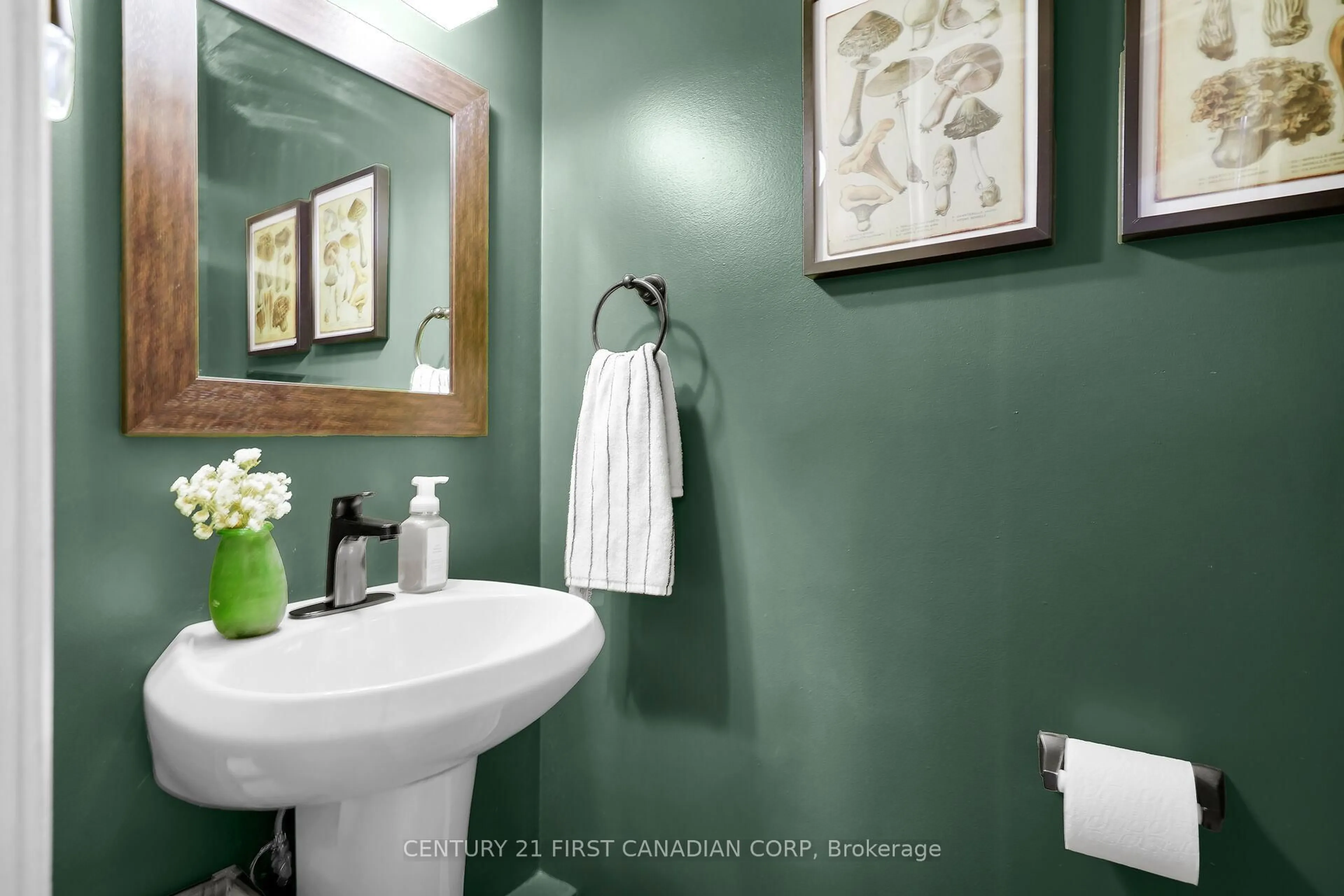 Contemporary bathroom, ceramic/tile floor for 589 Griffith St, London South Ontario N6K 2S5