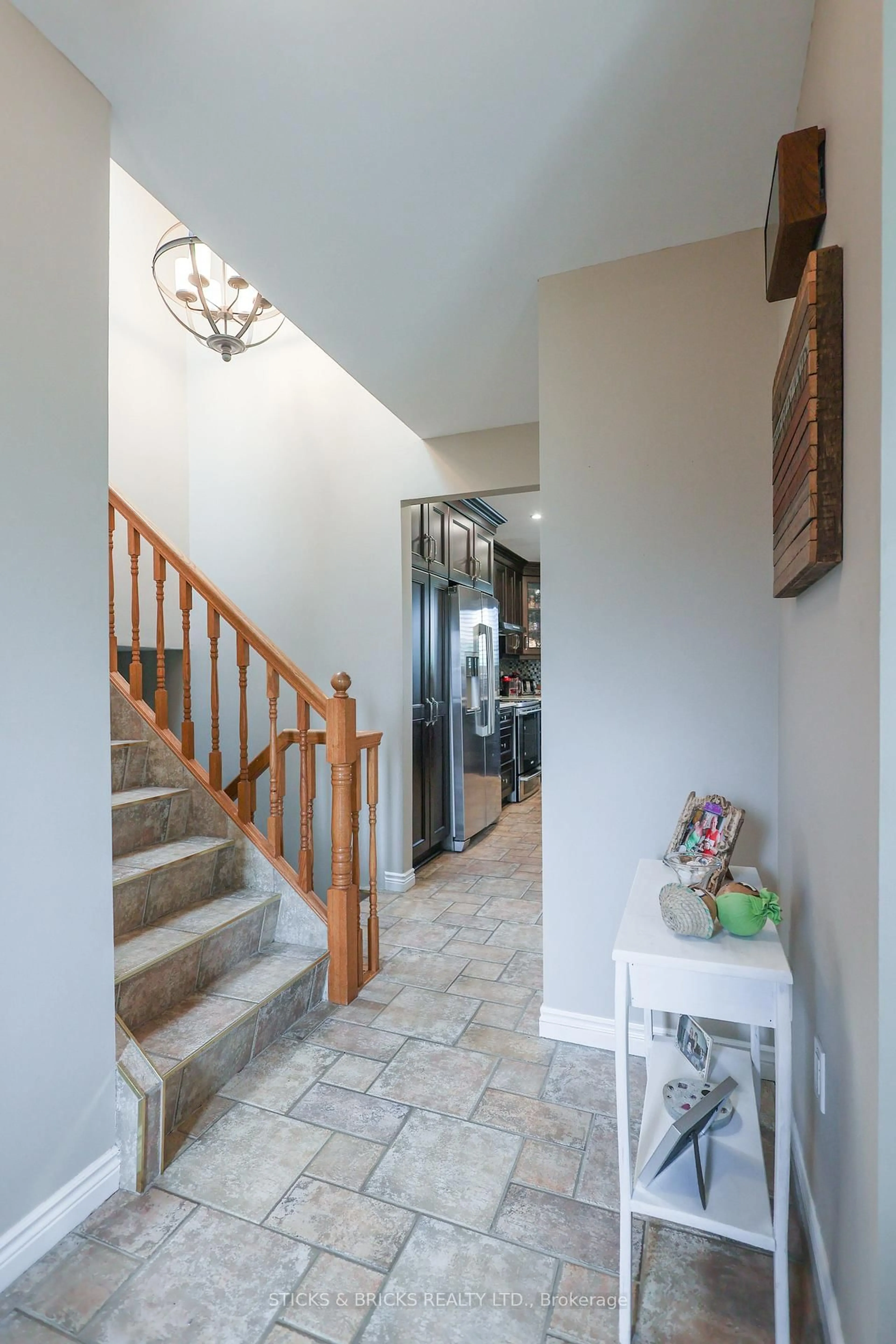 Indoor entryway for 8238 Lexington Crt, Niagara Falls Ontario L2H 1W4