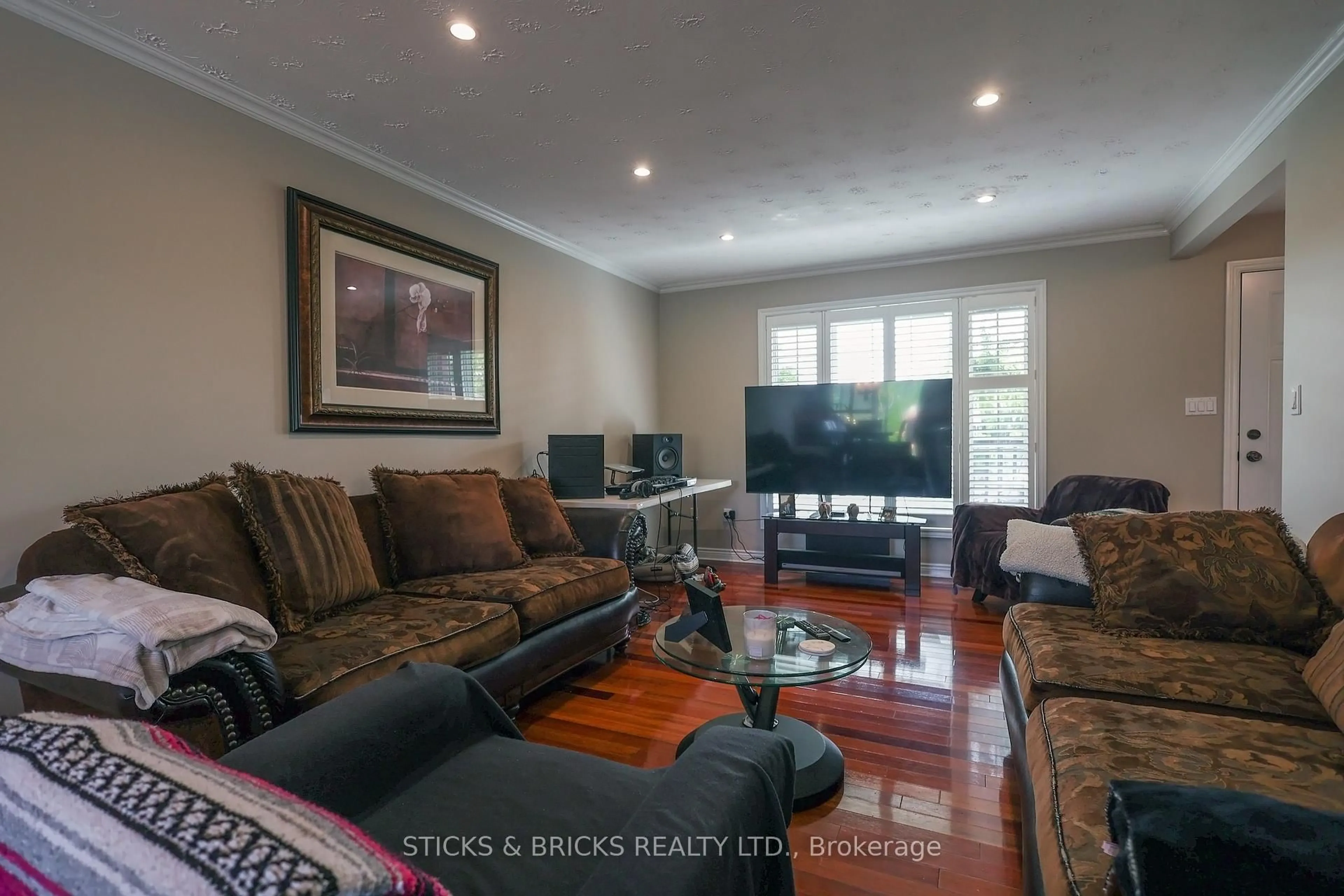 Living room with furniture, wood/laminate floor for 8238 Lexington Crt, Niagara Falls Ontario L2H 1W4