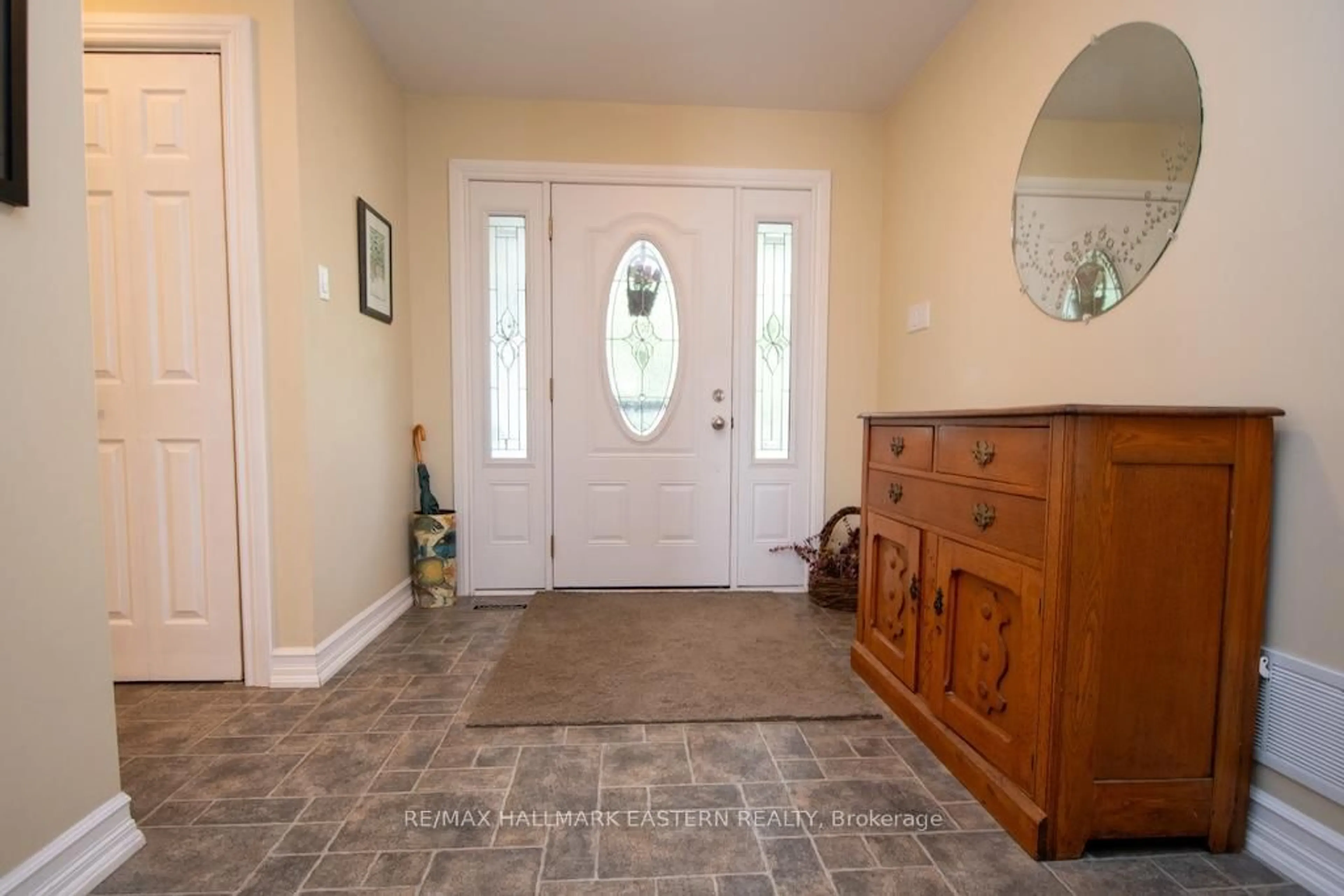 Indoor entryway for 1269 Gail Park Dr, Selwyn Ontario K0L 1T0