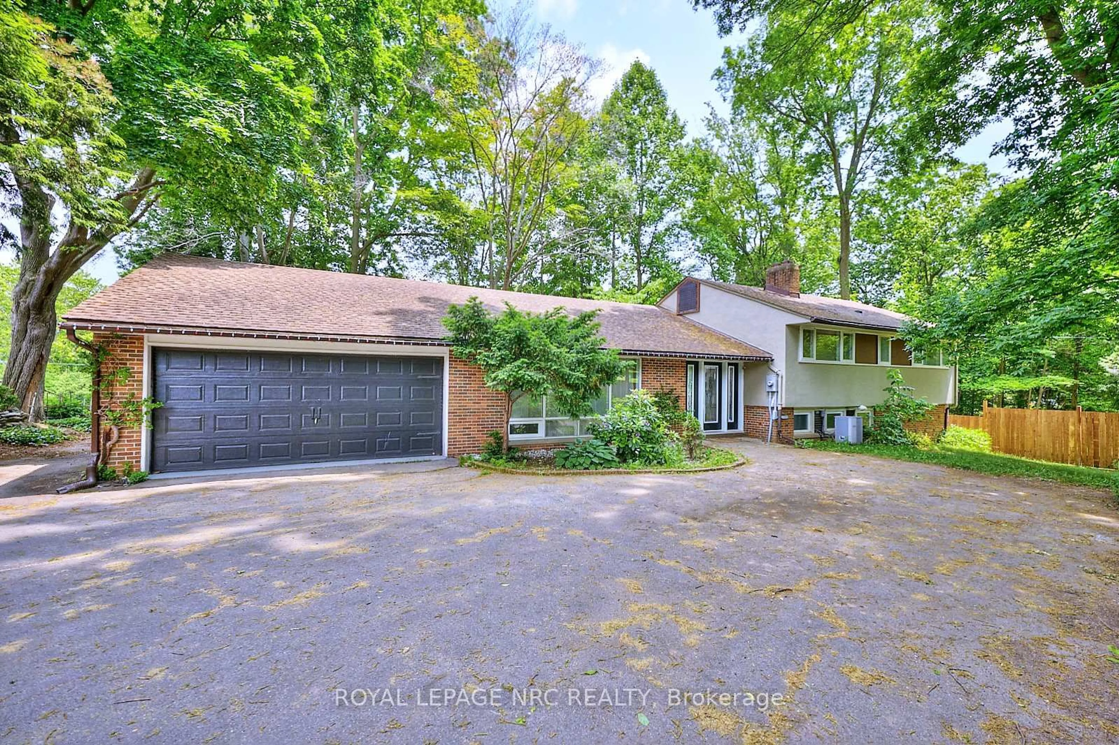 A pic from outside/outdoor area/front of a property/back of a property/a pic from drone, street for 1295 Pelham St, Pelham Ontario L0S 1E0