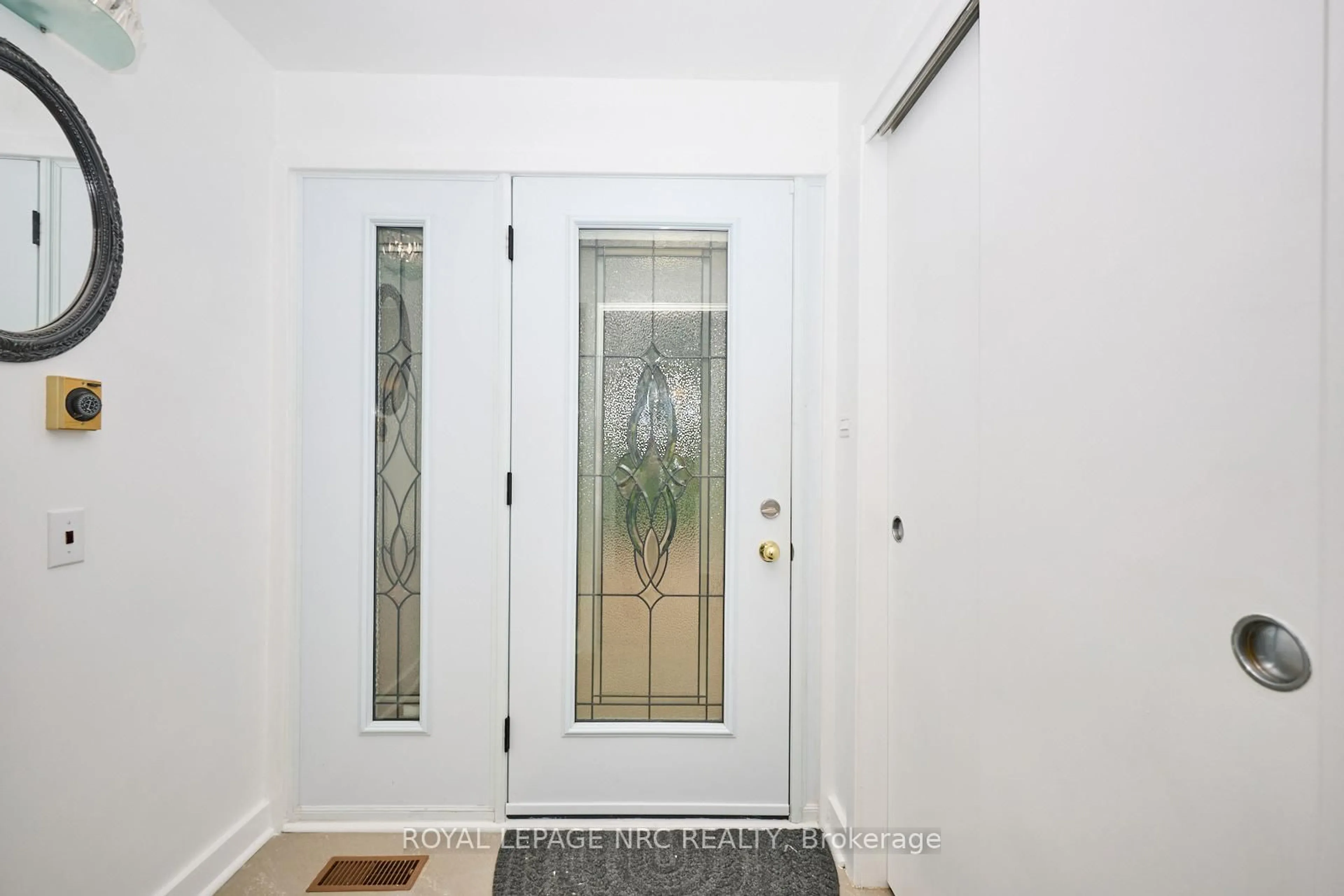 Indoor entryway for 1295 Pelham St, Pelham Ontario L0S 1E0