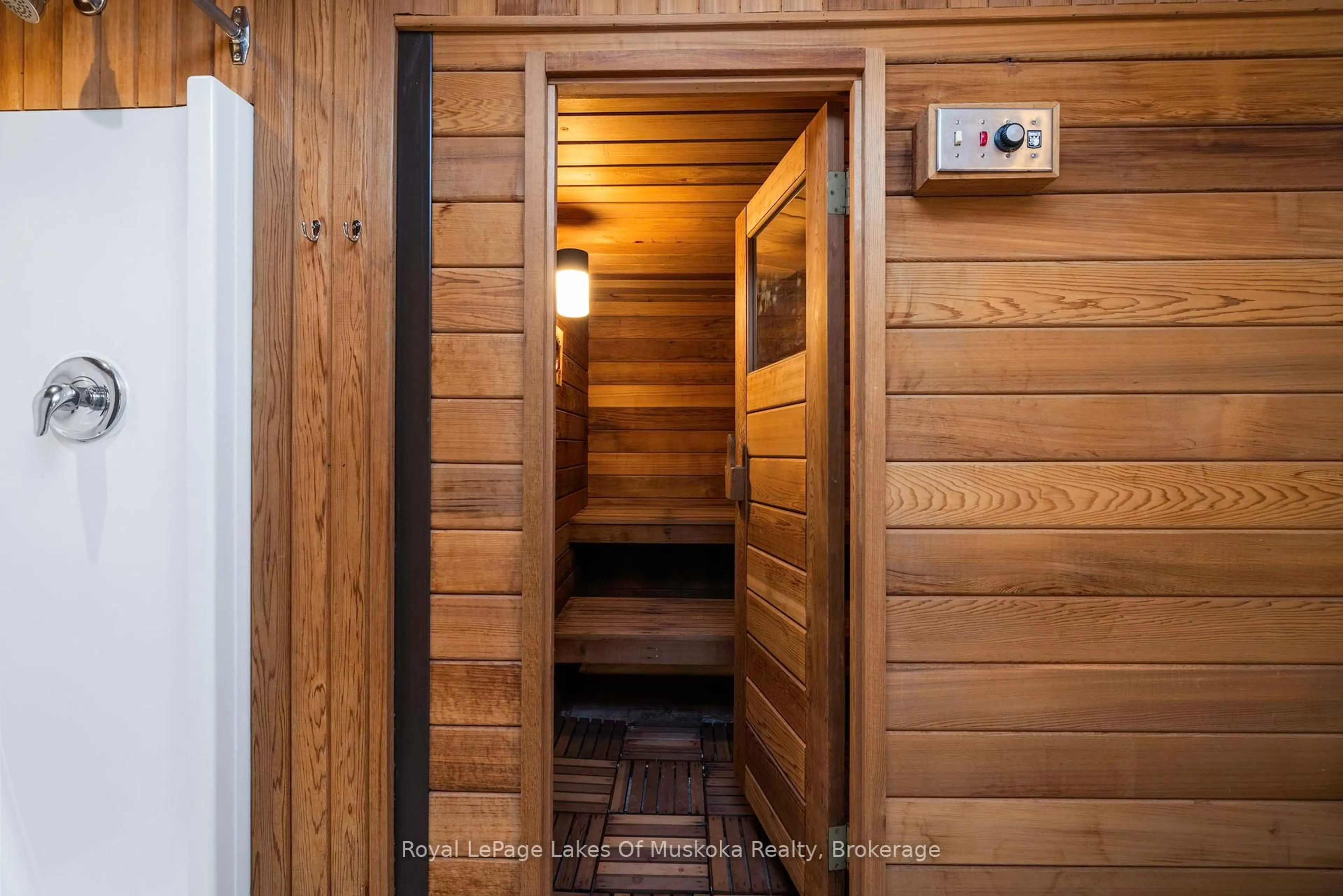 Indoor entryway for 31 Curling Rd, Bracebridge Ontario P1L 1M6