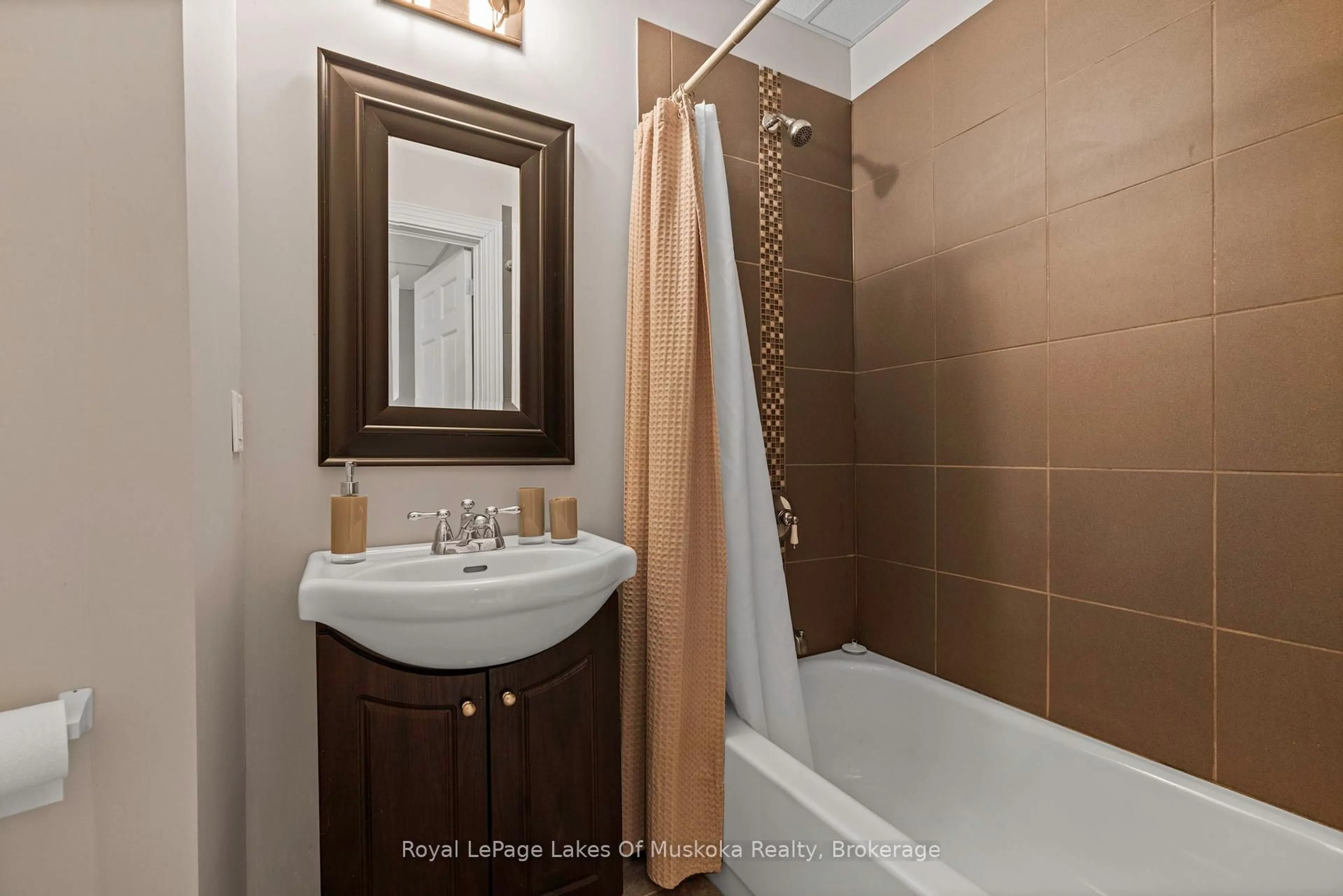 Standard bathroom, ceramic/tile floor for 31 Curling Rd, Bracebridge Ontario P1L 1M6