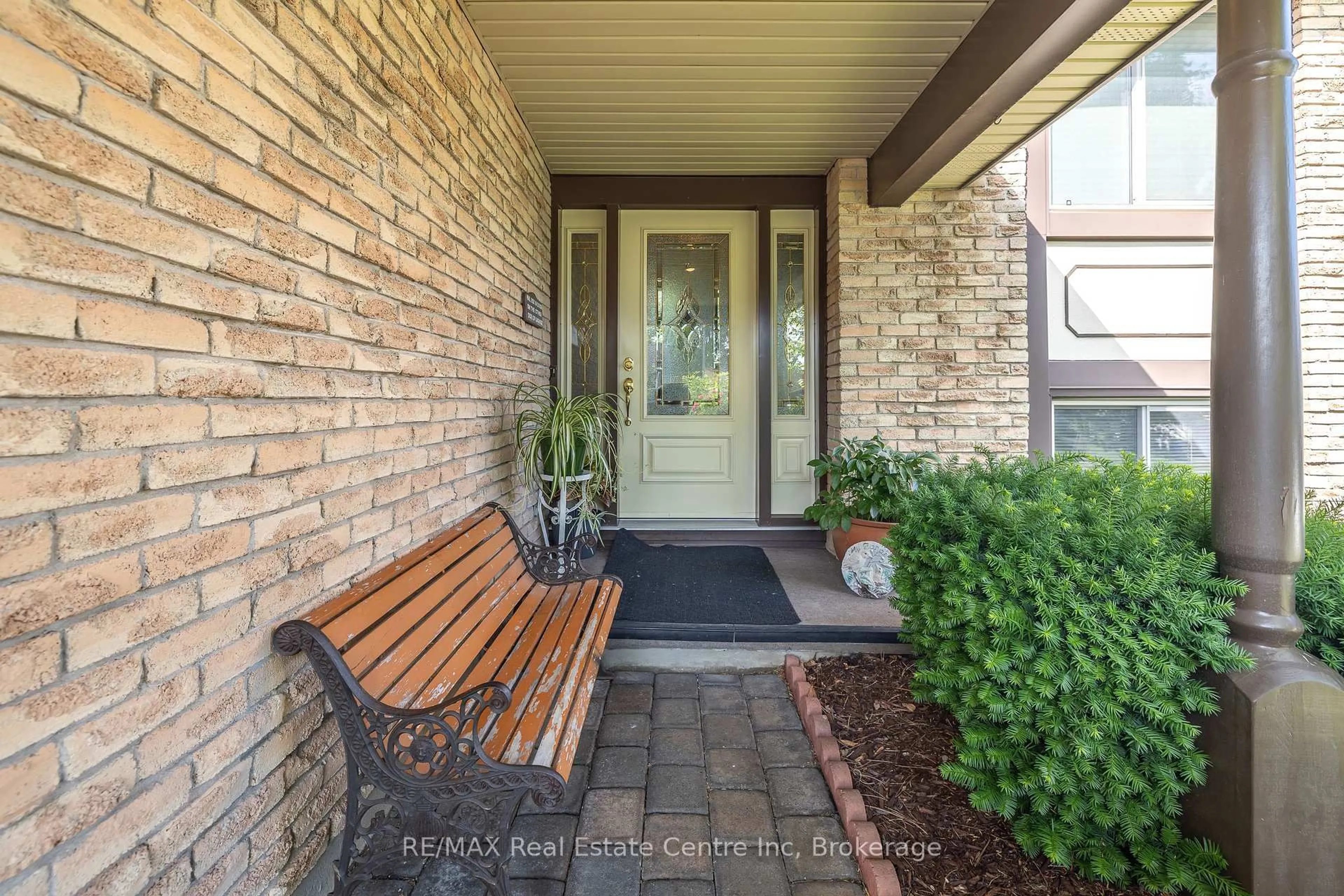 Indoor entryway for 7 Westhill Rd, Guelph Ontario N1H 7R8