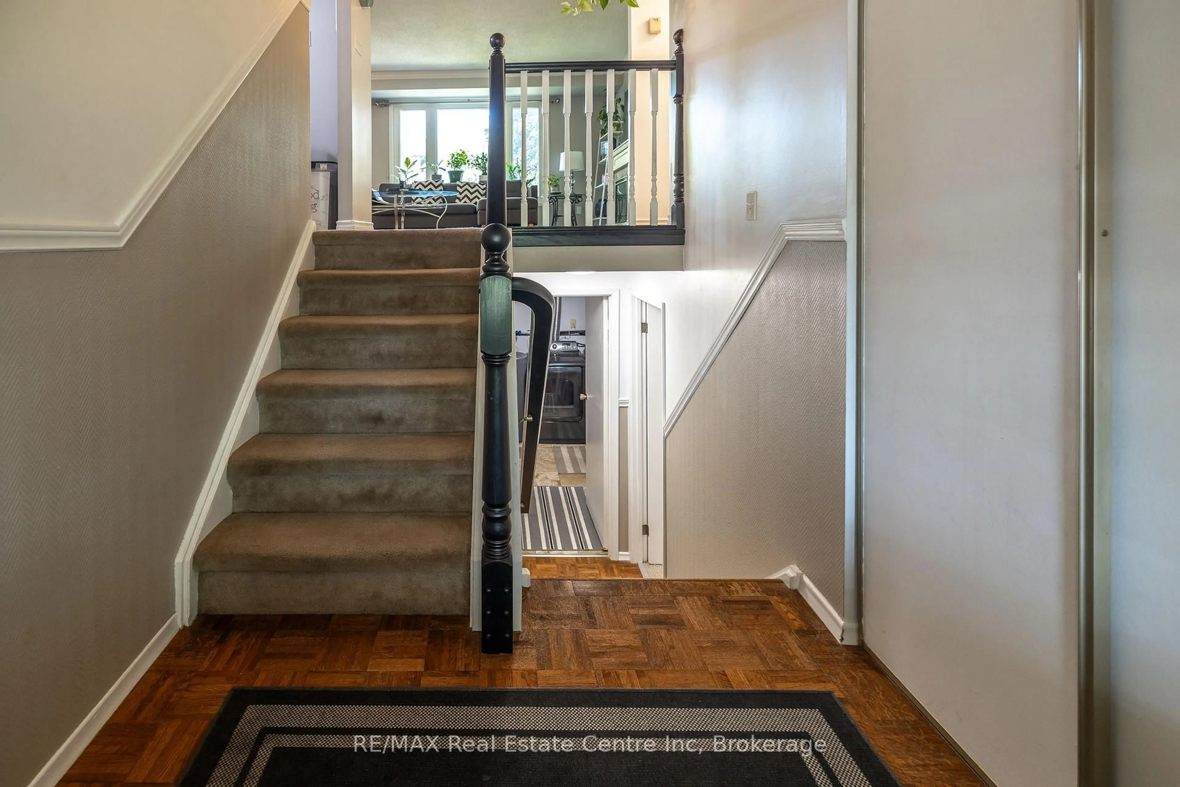 Indoor entryway for 7 Westhill Rd, Guelph Ontario N1H 7R8