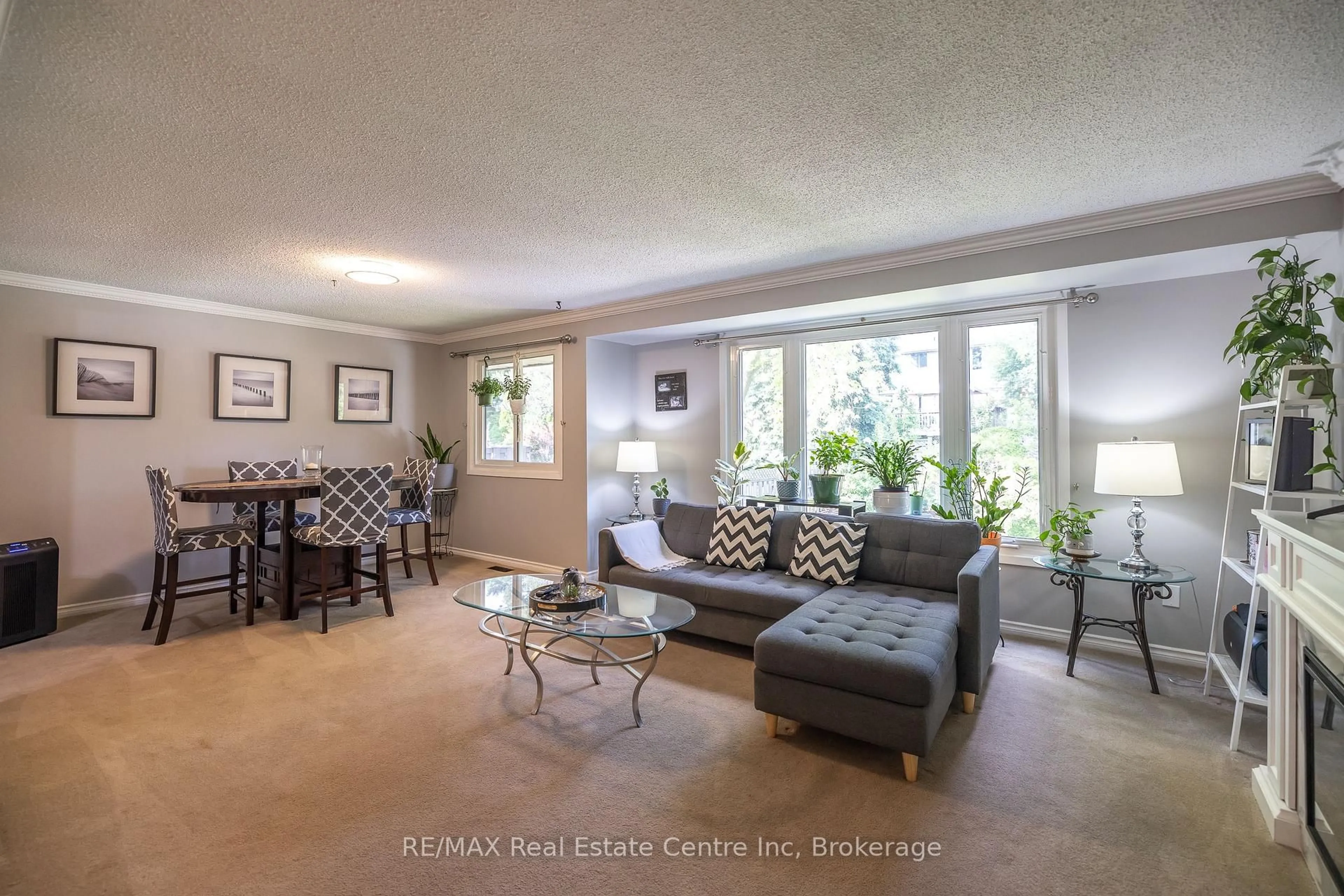 Living room with furniture, unknown for 7 Westhill Rd, Guelph Ontario N1H 7R8