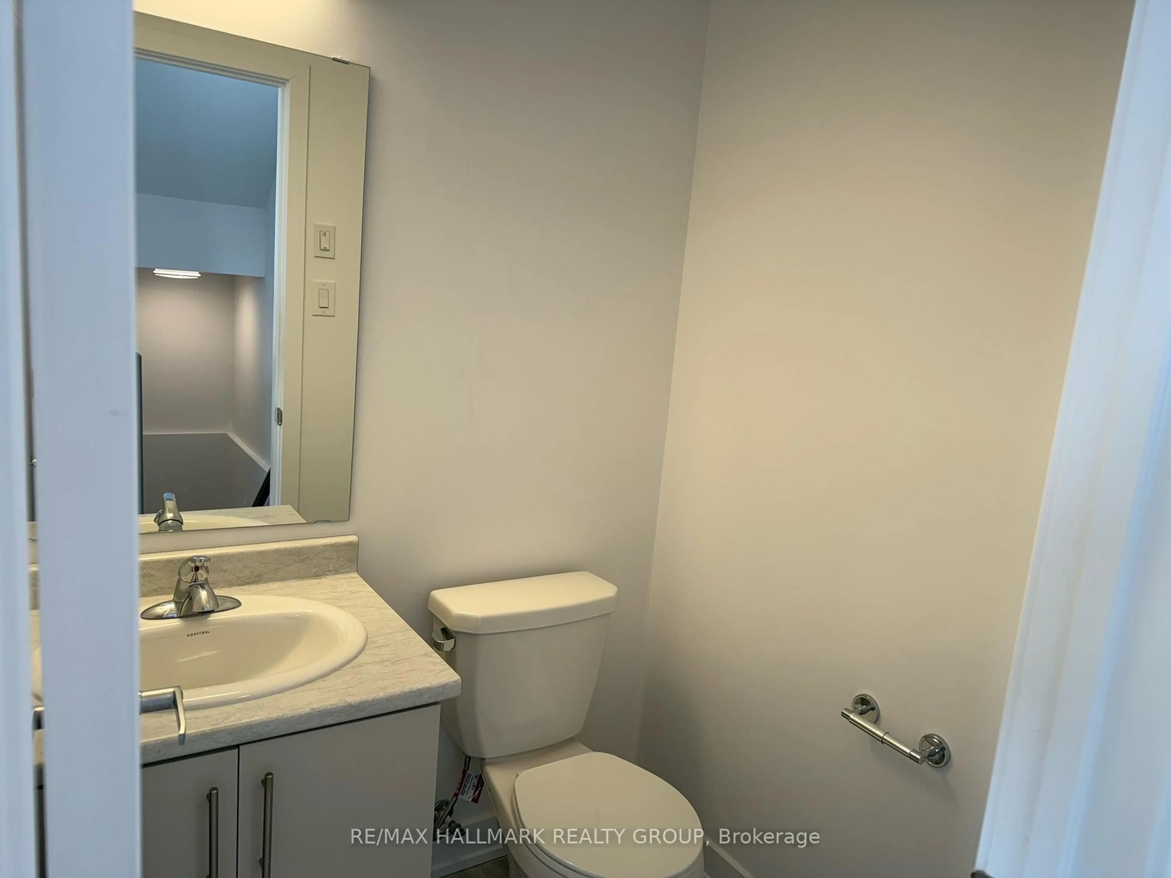 Standard bathroom, floor is not visible for 1017 Silhouette Private, Ottawa Ontario K2J 2R3