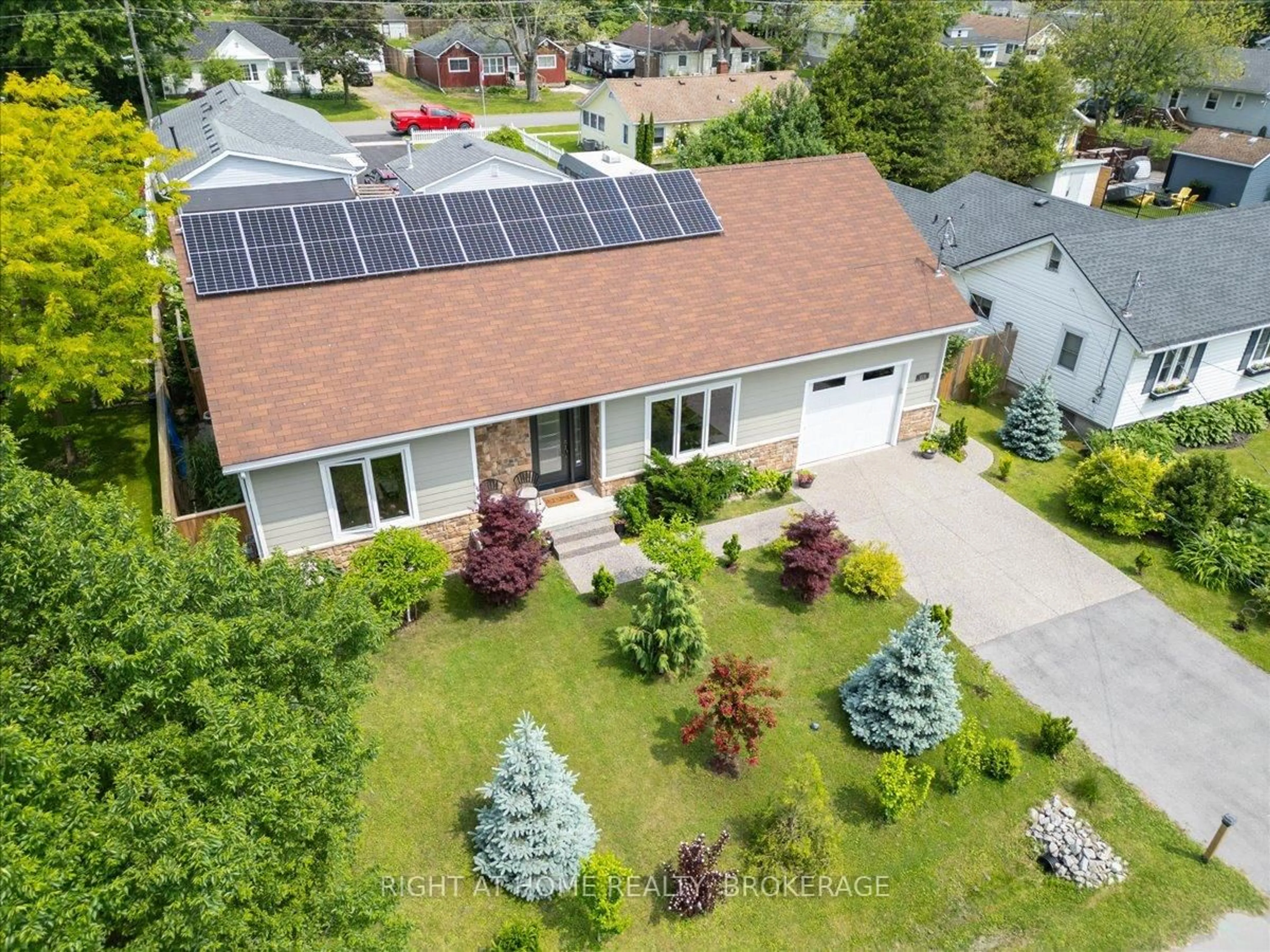 A pic from outside/outdoor area/front of a property/back of a property/a pic from drone, street for 226 Westwood Ave, Fort Erie Ontario L0S 1B0