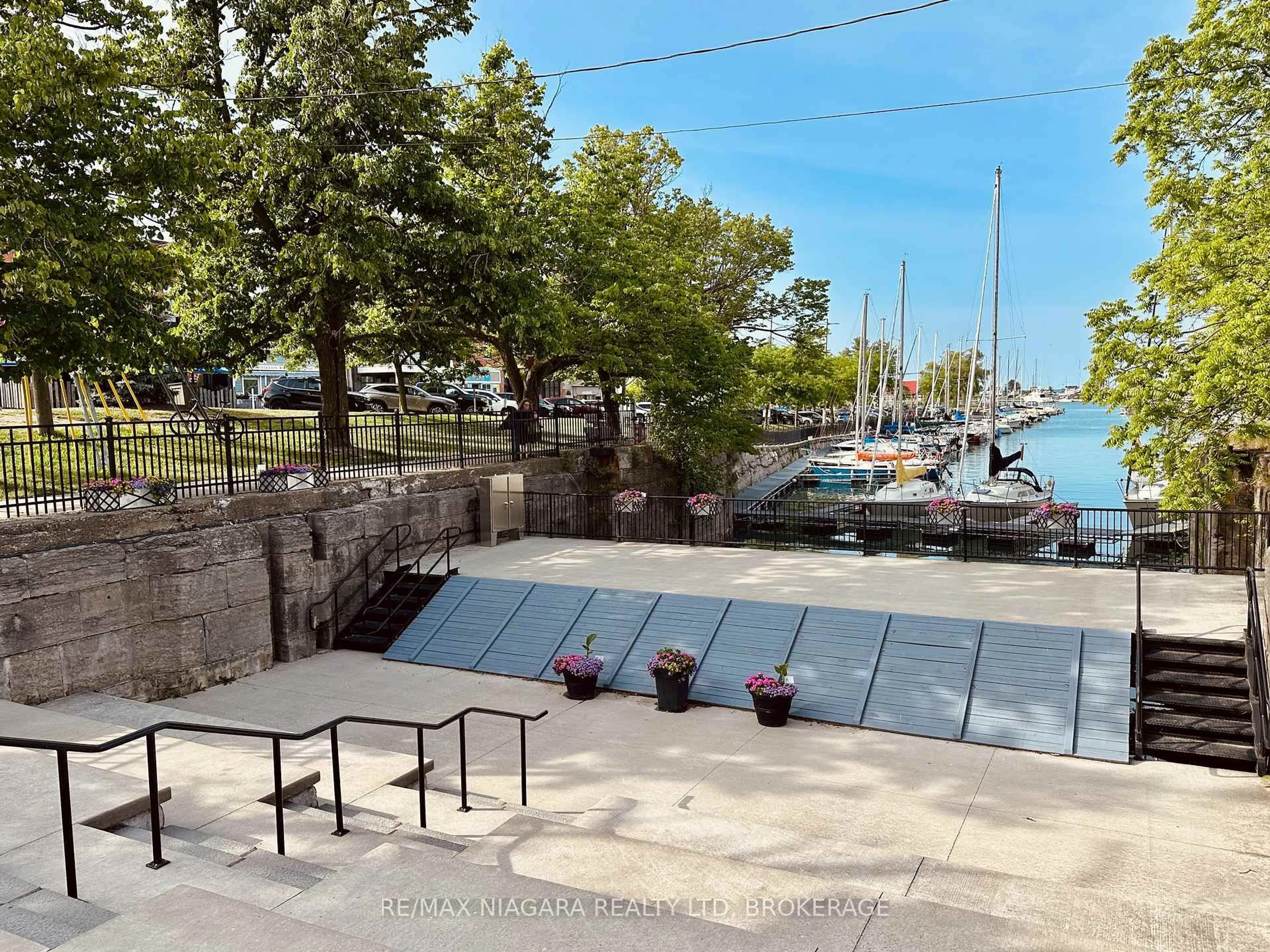 Patio, street for 9 Shelley Ave, St. Catharines Ontario L2N 5L4