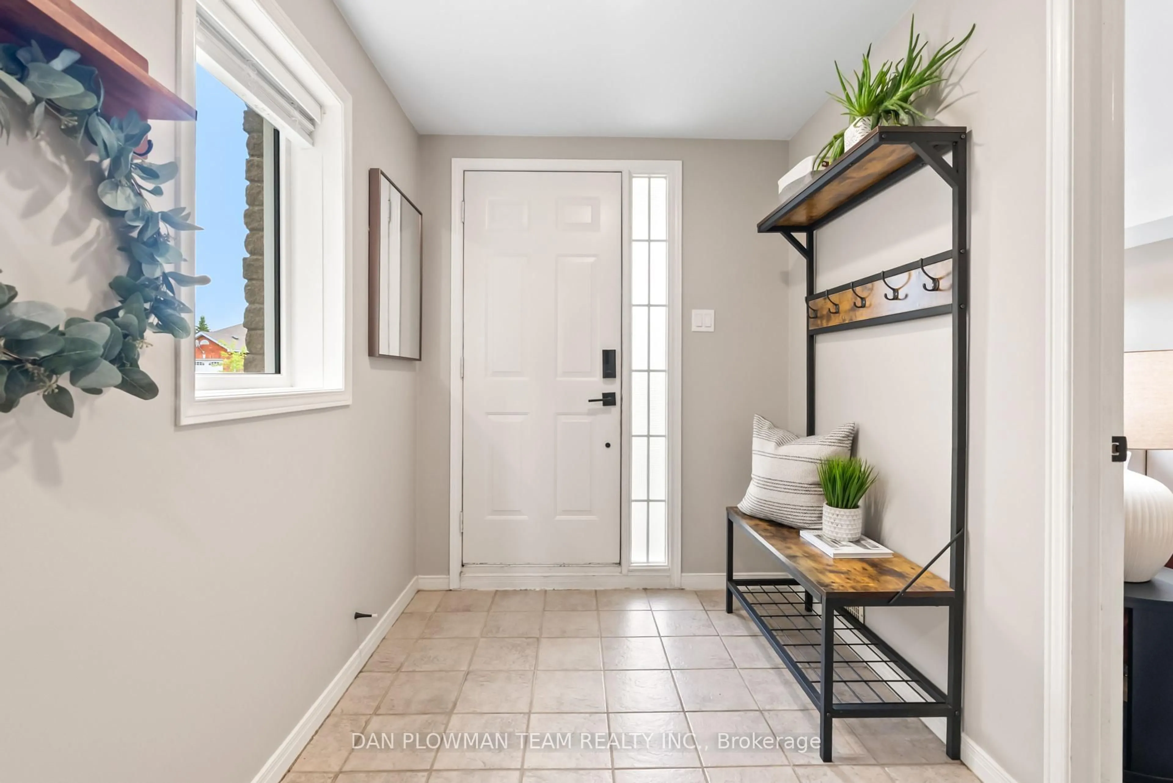 Indoor entryway for 1186 Baker St, Peterborough North Ontario K9H 7P9