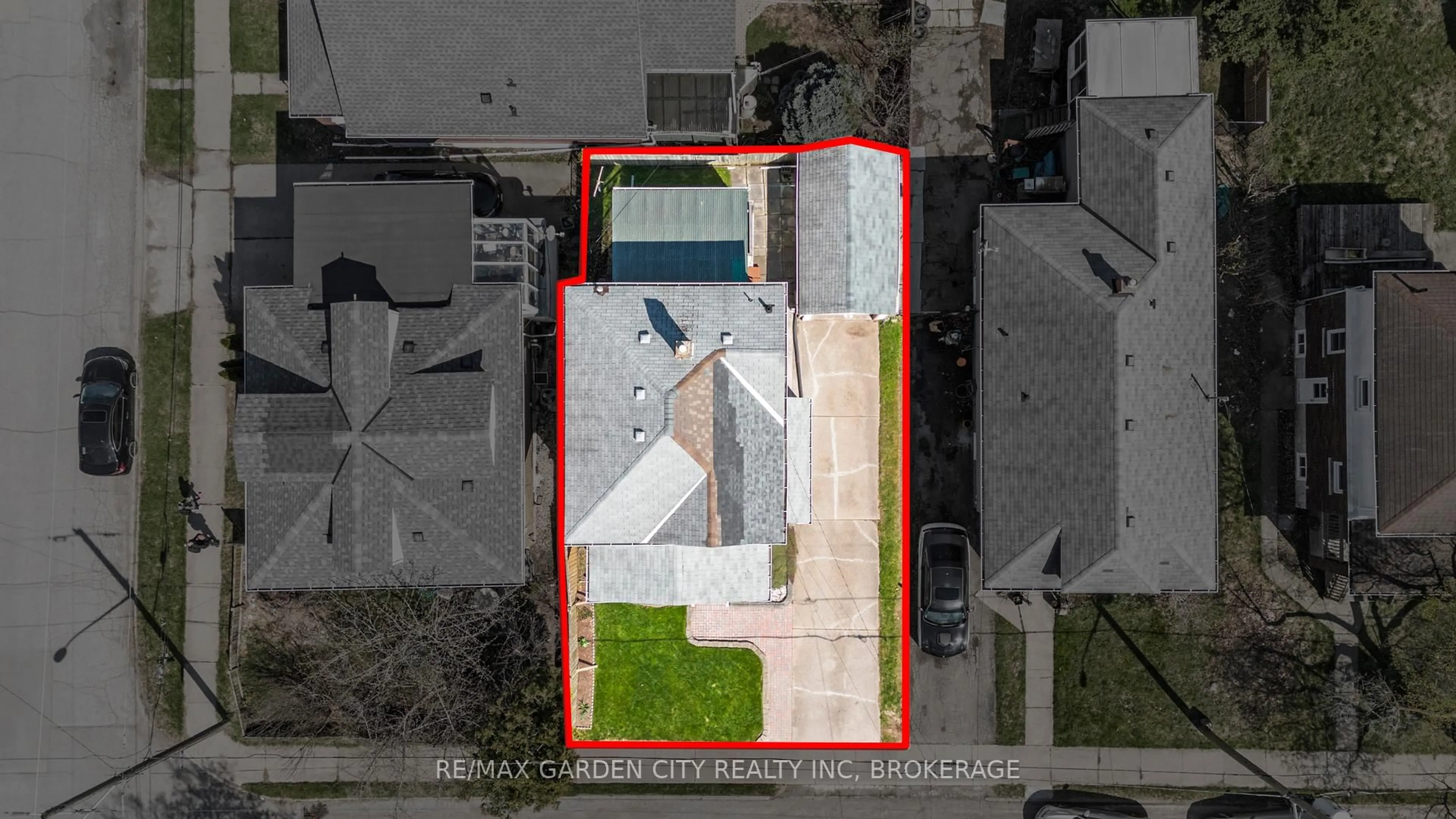 A pic from outside/outdoor area/front of a property/back of a property/a pic from drone, building for 4730 SIXTH Ave, Niagara Falls Ontario L2E 4T7