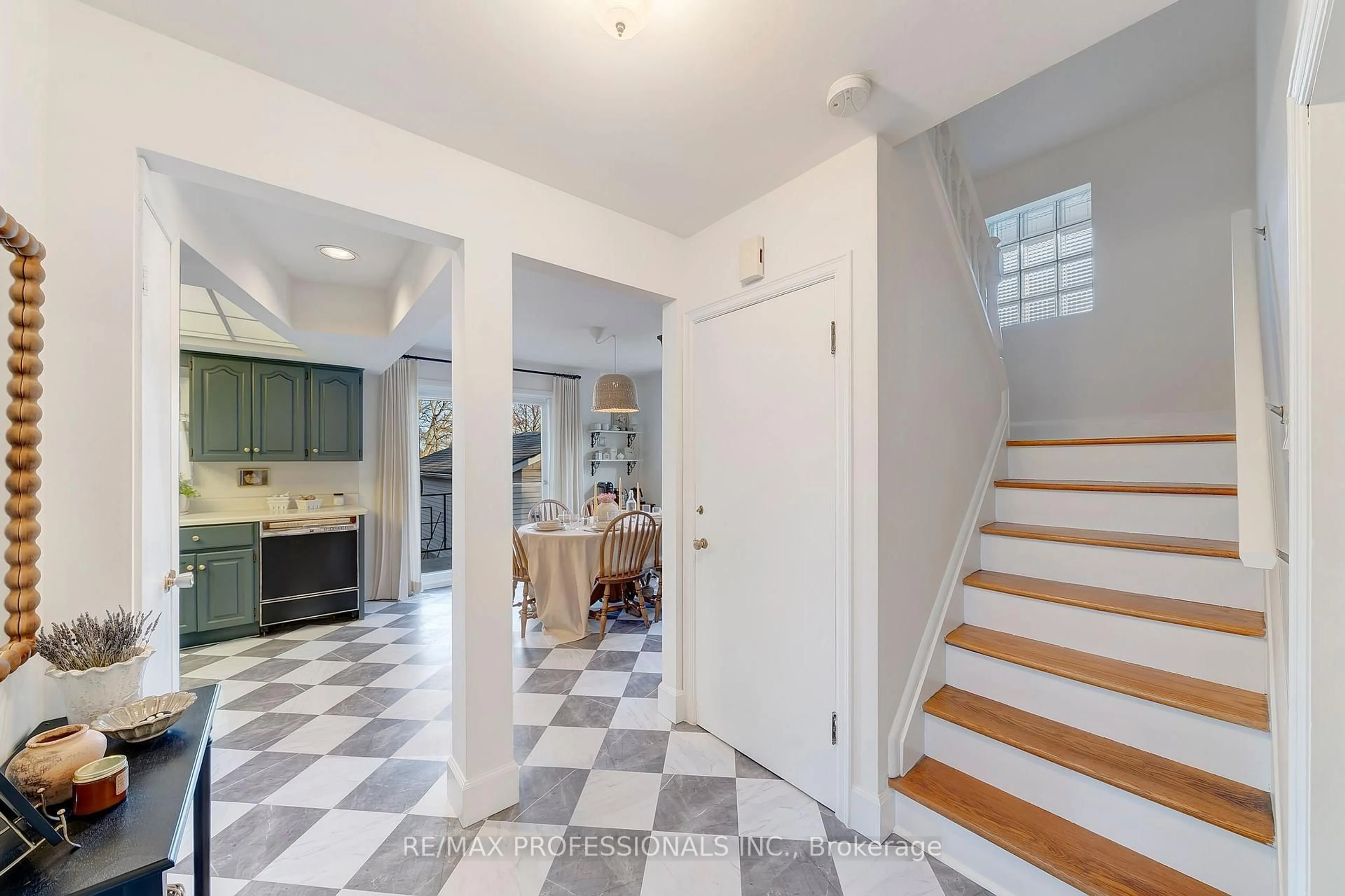 Indoor entryway for 129 Kimberly Dr, Hamilton Ontario L8K 4K9
