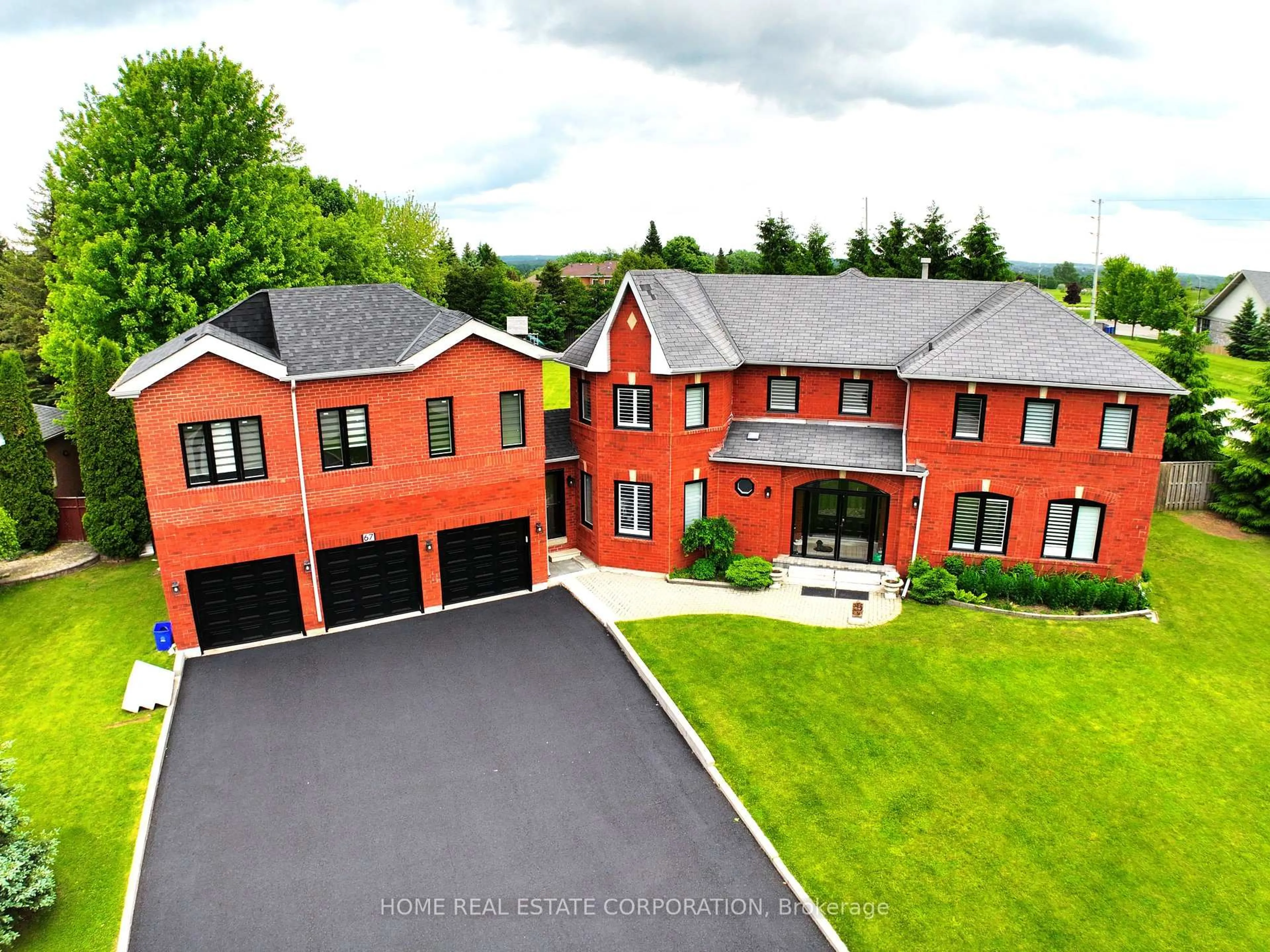 A pic from outside/outdoor area/front of a property/back of a property/a pic from drone, building for 67 Hawthorne Rd, Mono Ontario L9W 6G7