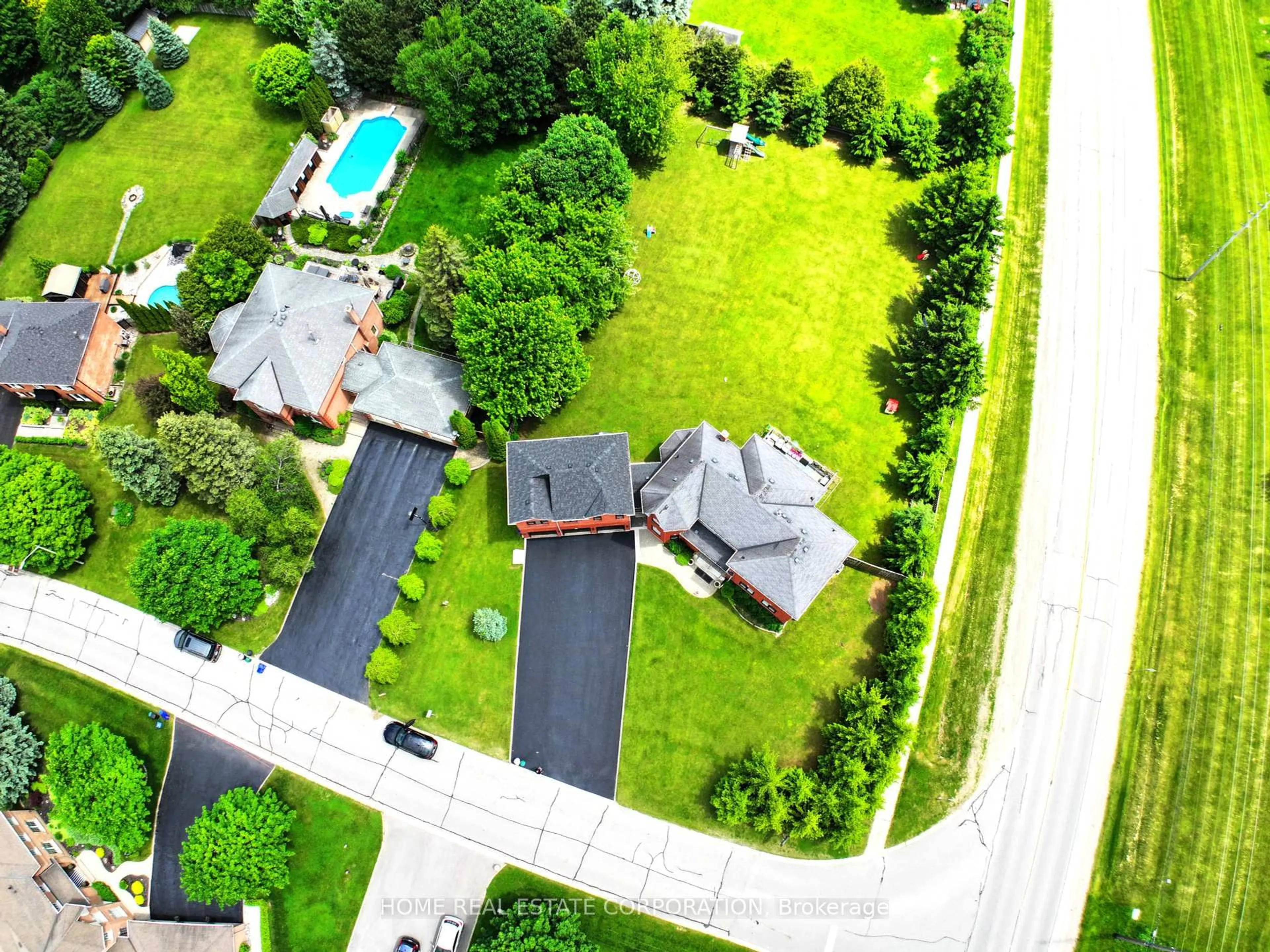A pic from outside/outdoor area/front of a property/back of a property/a pic from drone, street for 67 Hawthorne Rd, Mono Ontario L9W 6G7