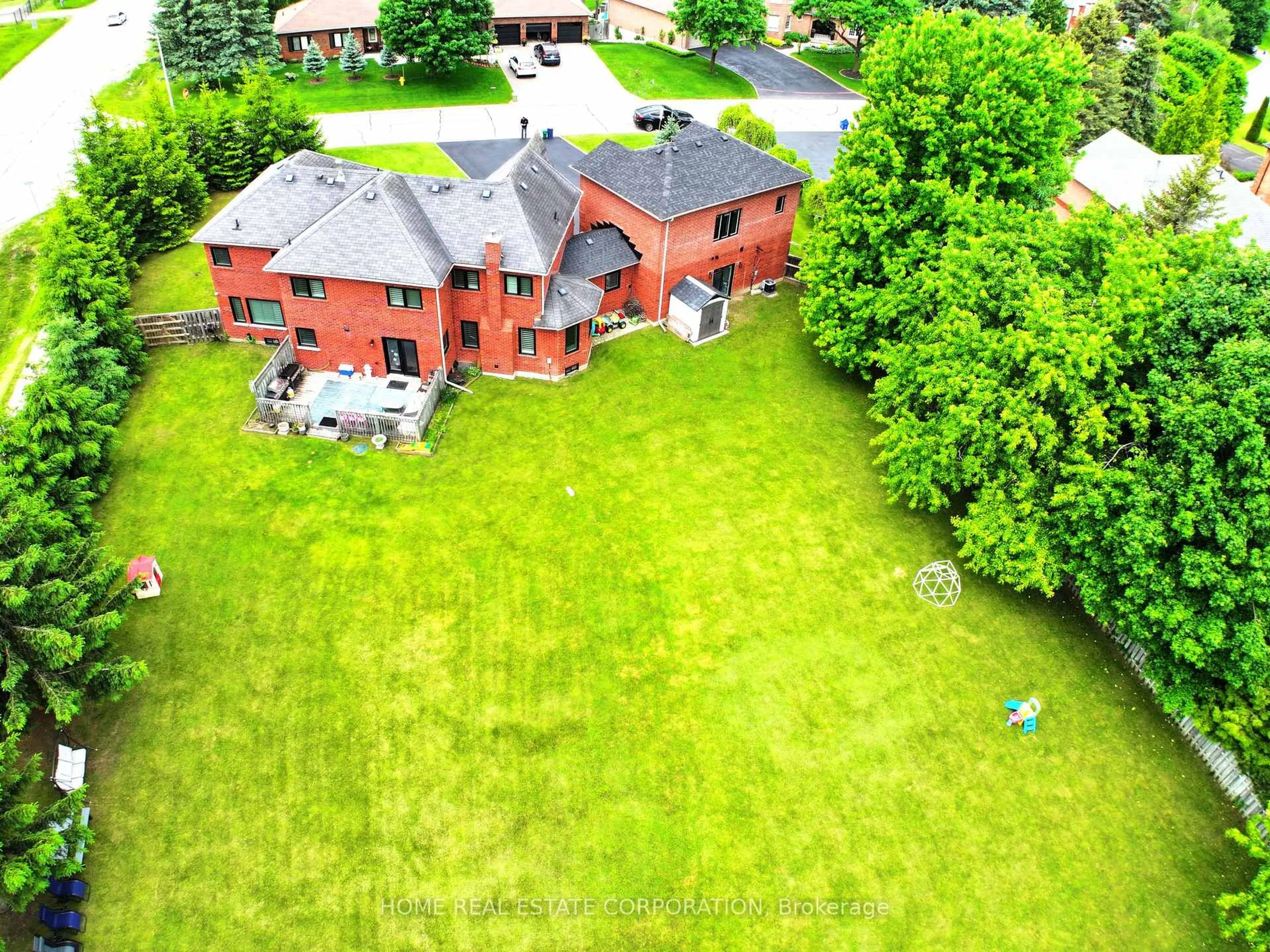 A pic from outside/outdoor area/front of a property/back of a property/a pic from drone, building for 67 Hawthorne Rd, Mono Ontario L9W 6G7
