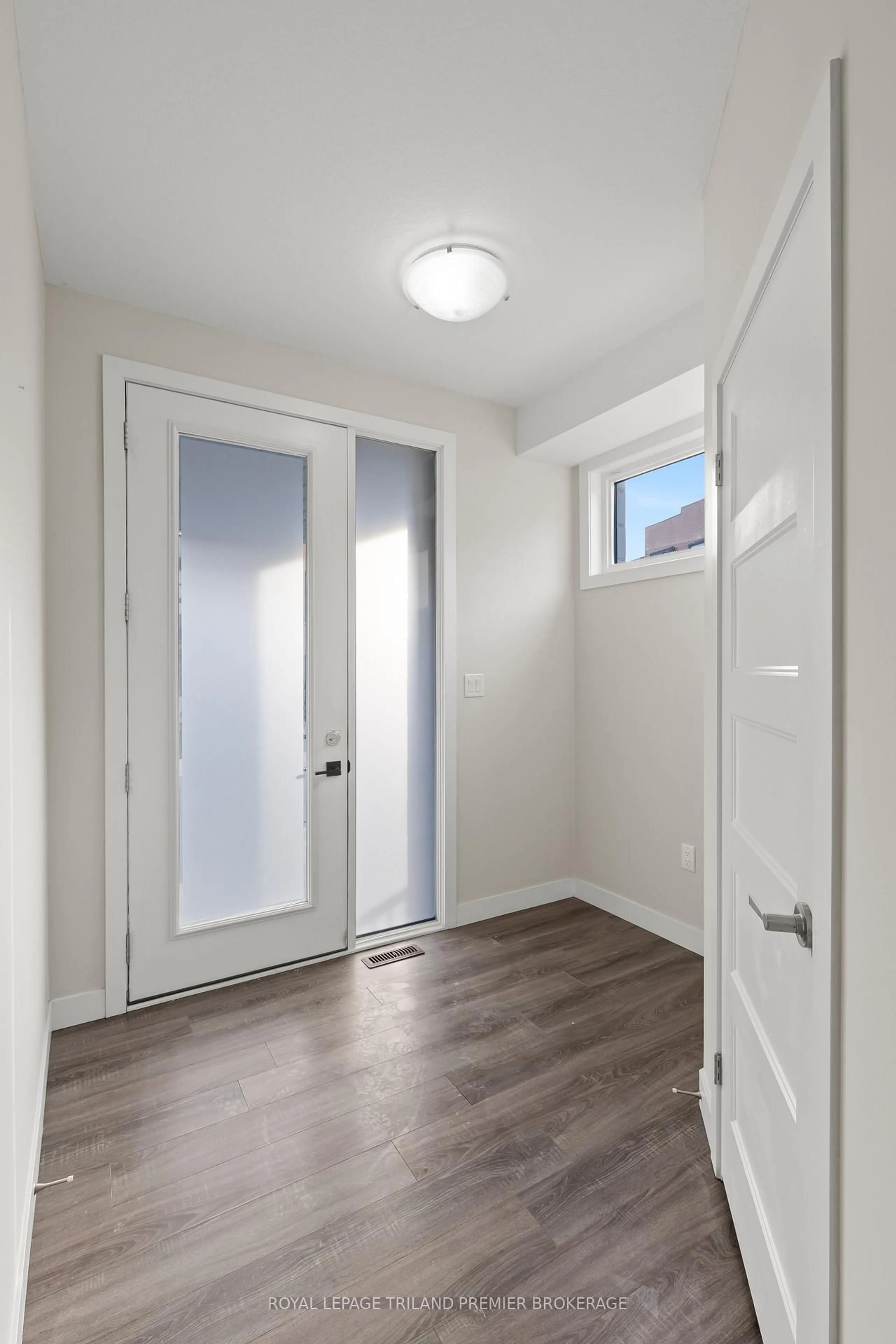 Indoor entryway for 996 WEST VILLAGE Sq, London North Ontario N6H 0J7