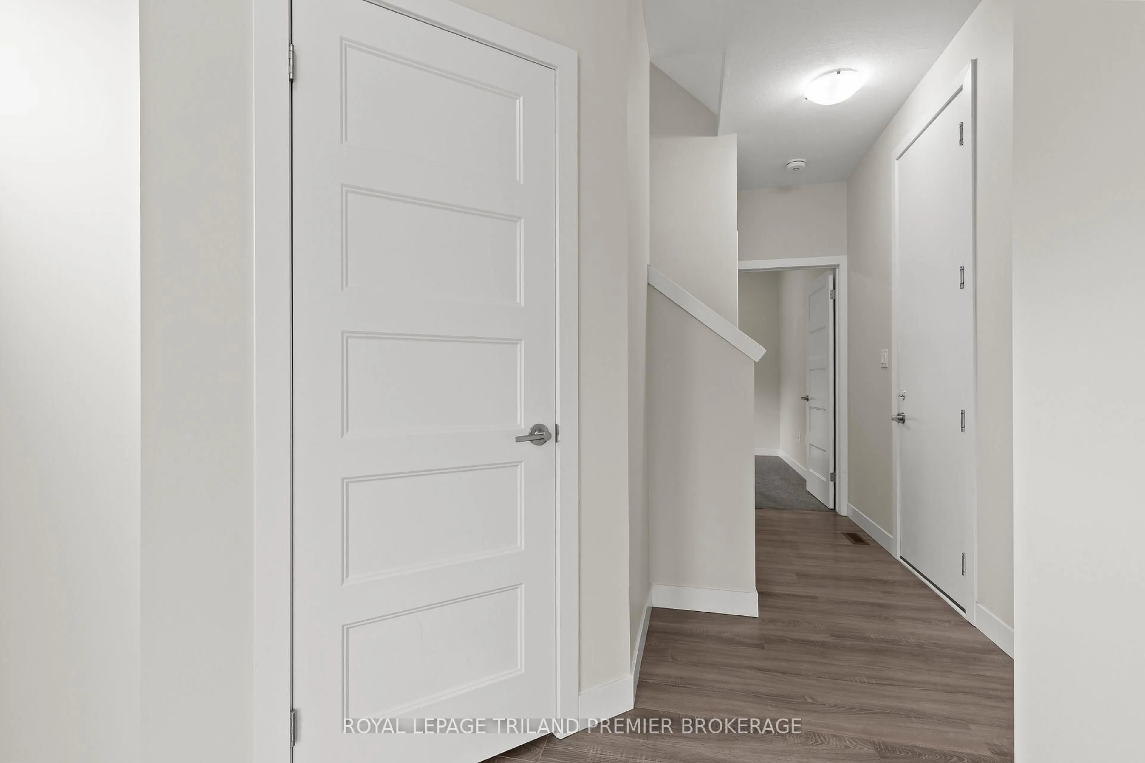 Indoor entryway for 996 WEST VILLAGE Sq, London North Ontario N6H 0J7