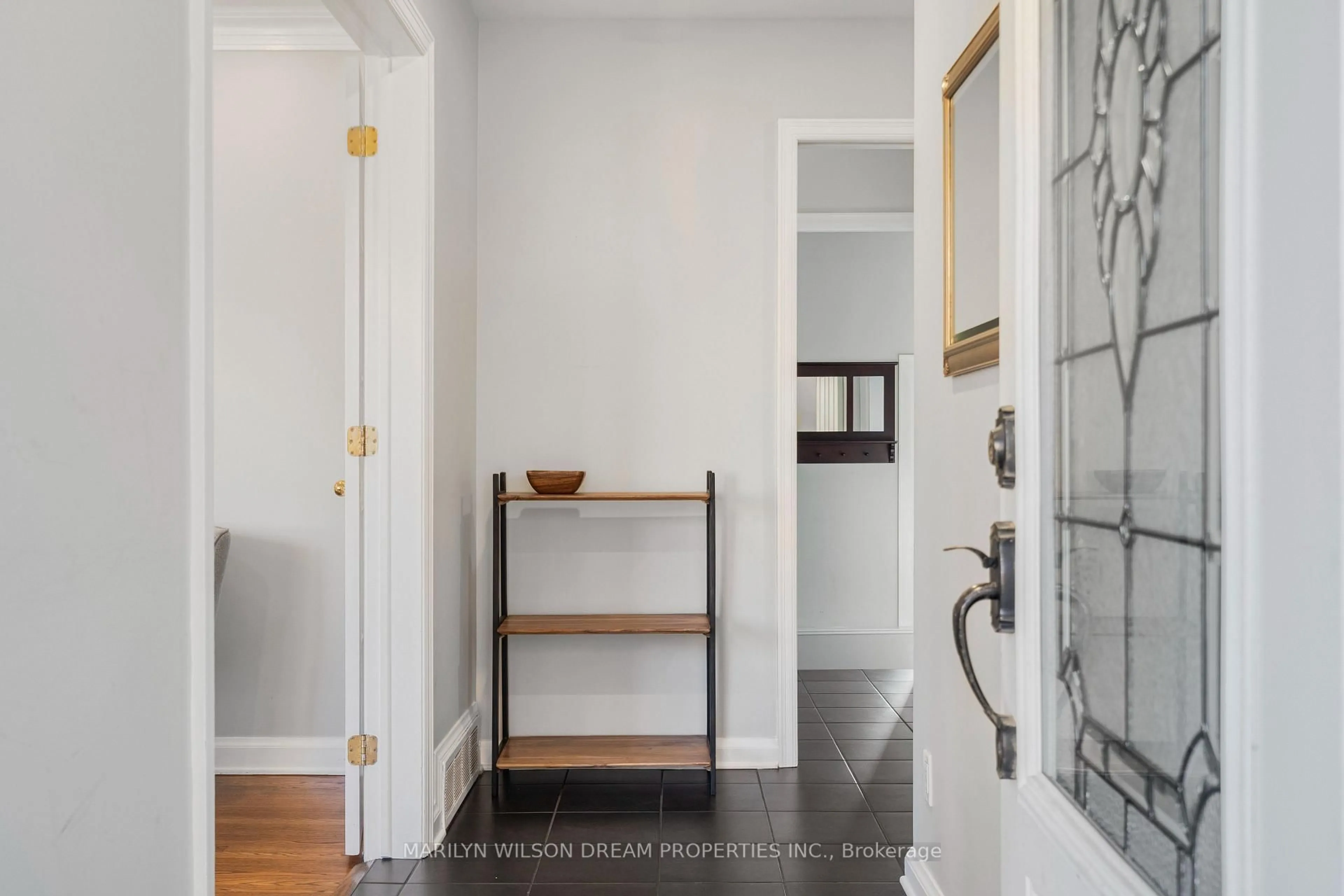 Indoor entryway for 446 Thessaly Circ, Ottawa Ontario K1H 5W5