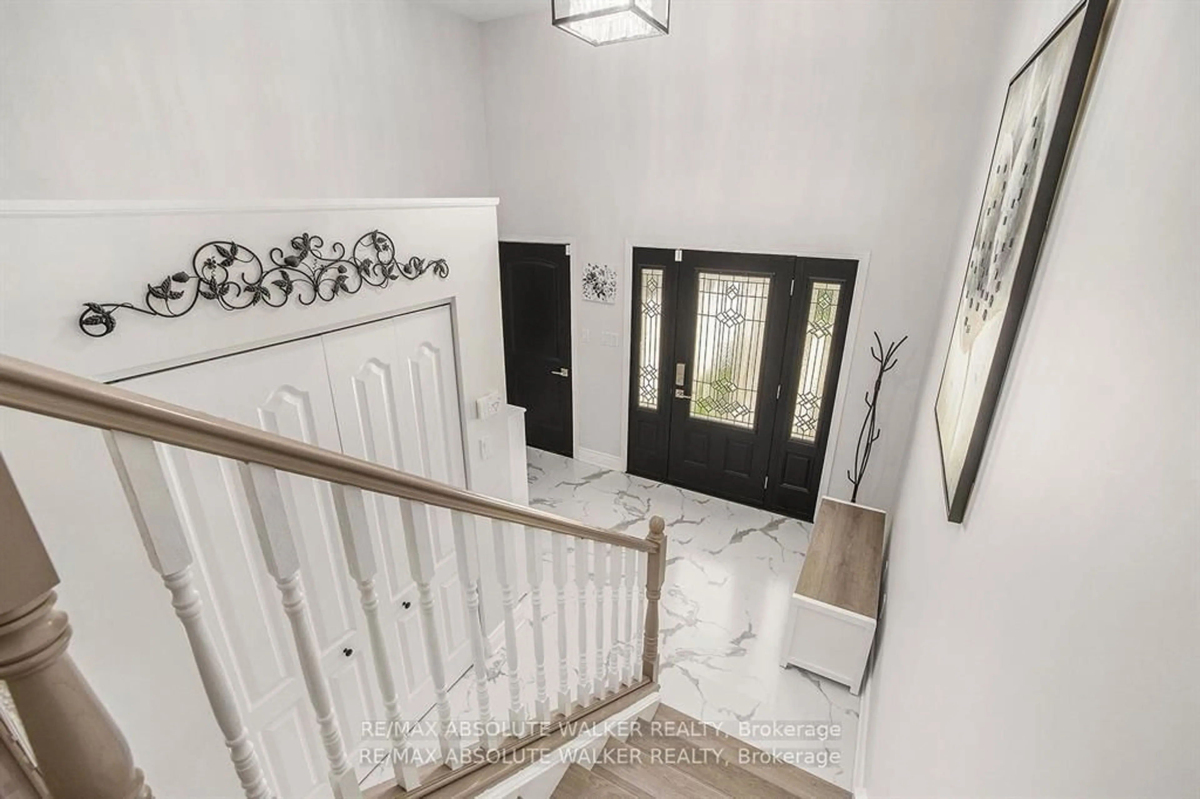 Indoor entryway for 525 Nuthatch Dr, Petawawa Ontario K8H 0A9