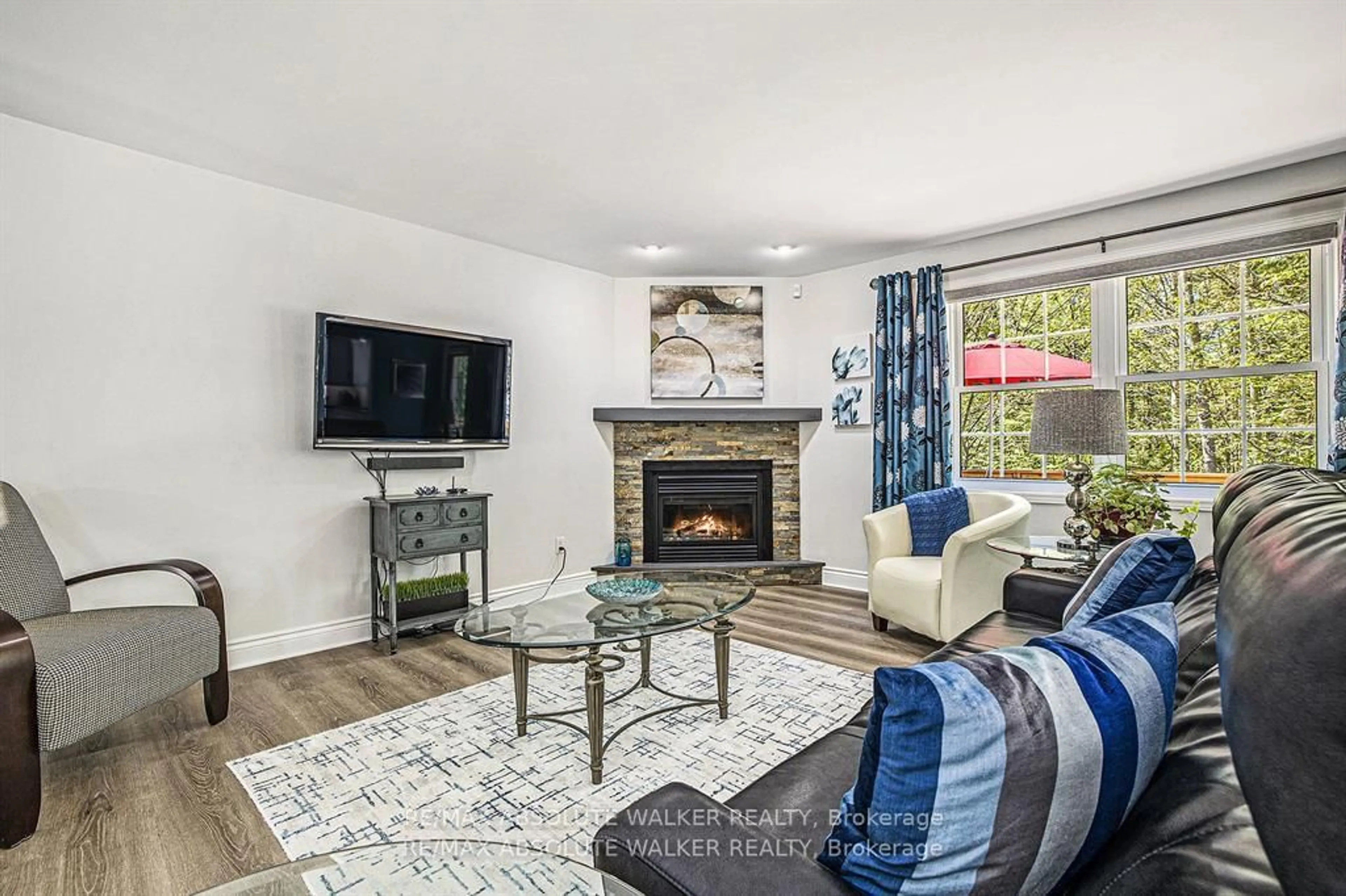 Living room with furniture, unknown for 525 Nuthatch Dr, Petawawa Ontario K8H 0A9