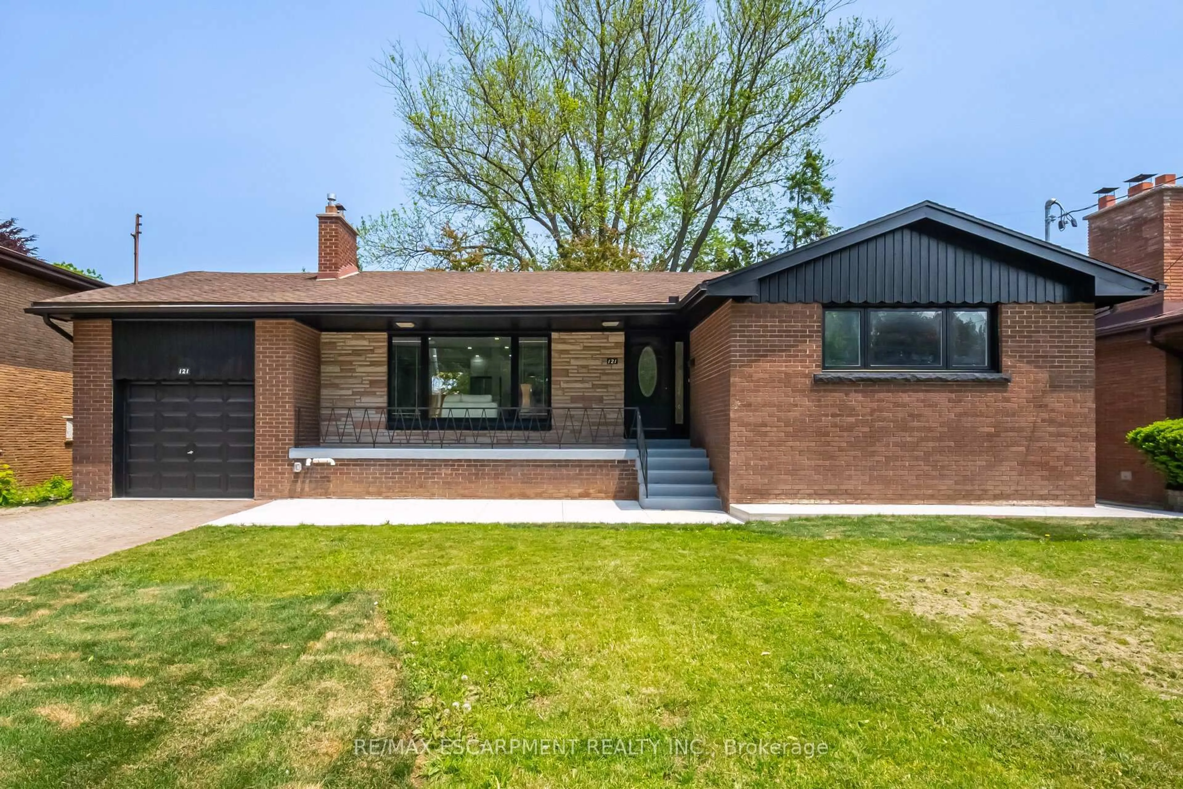 Home with brick exterior material, street for 121 Lower Horning Rd, Hamilton Ontario L8S 3G8