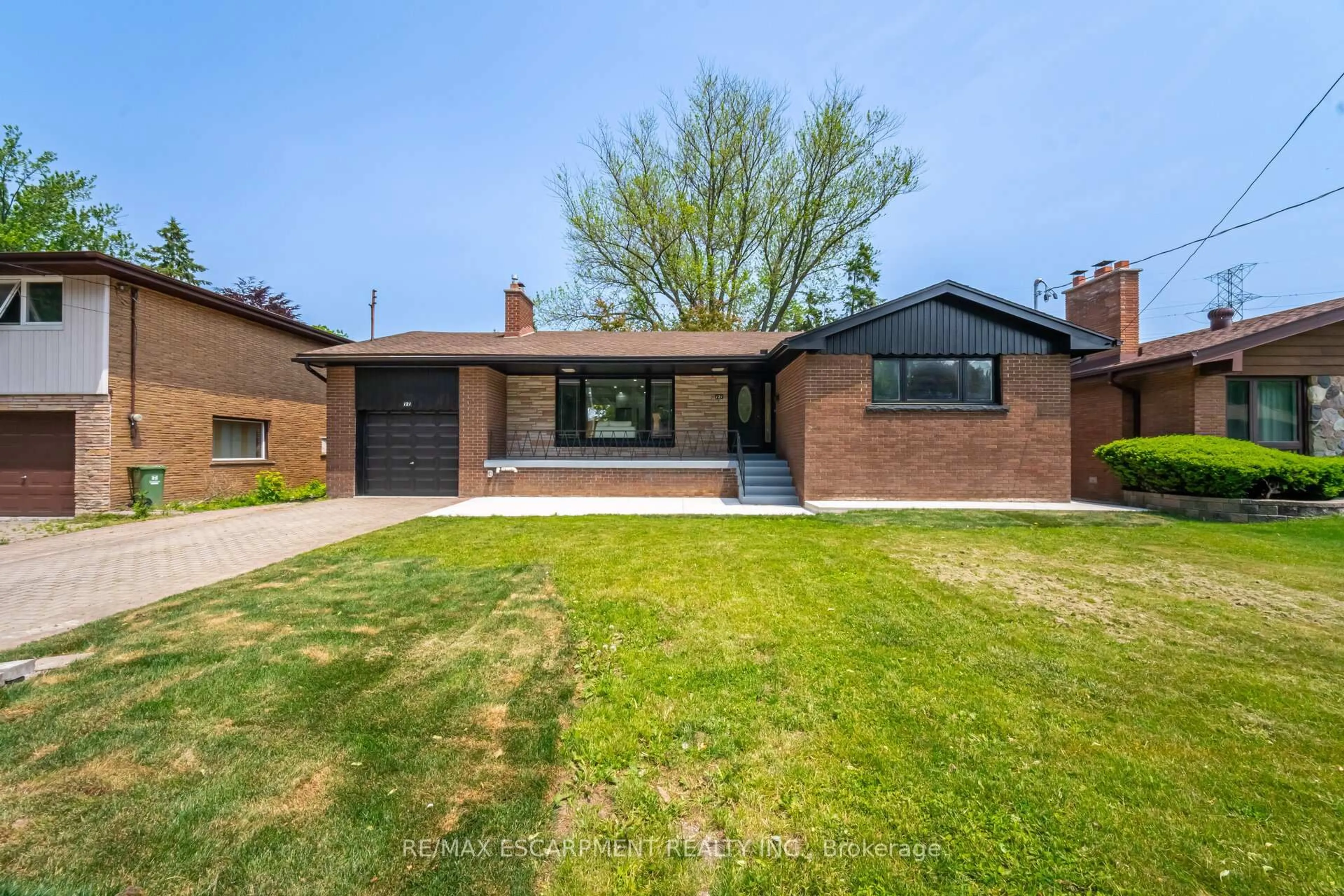 Home with brick exterior material, street for 121 Lower Horning Rd, Hamilton Ontario L8S 3G8