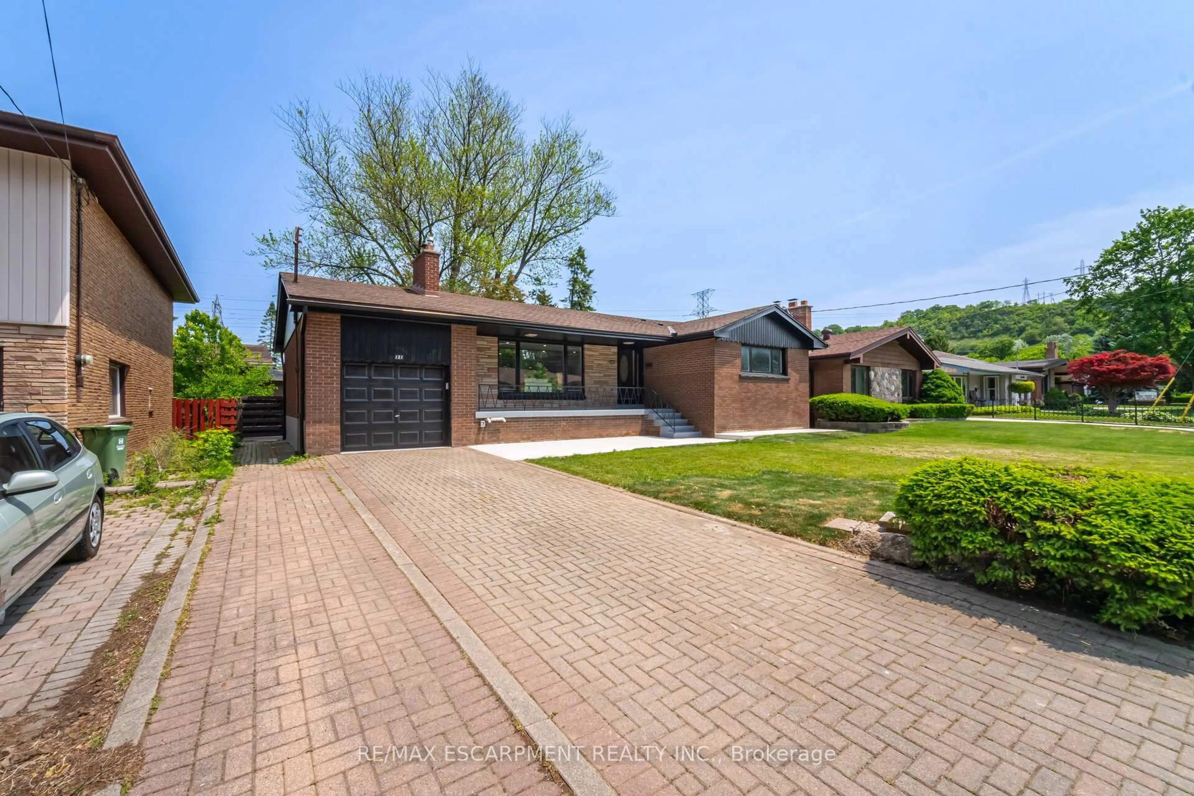 Home with brick exterior material, street for 121 Lower Horning Rd, Hamilton Ontario L8S 3G8