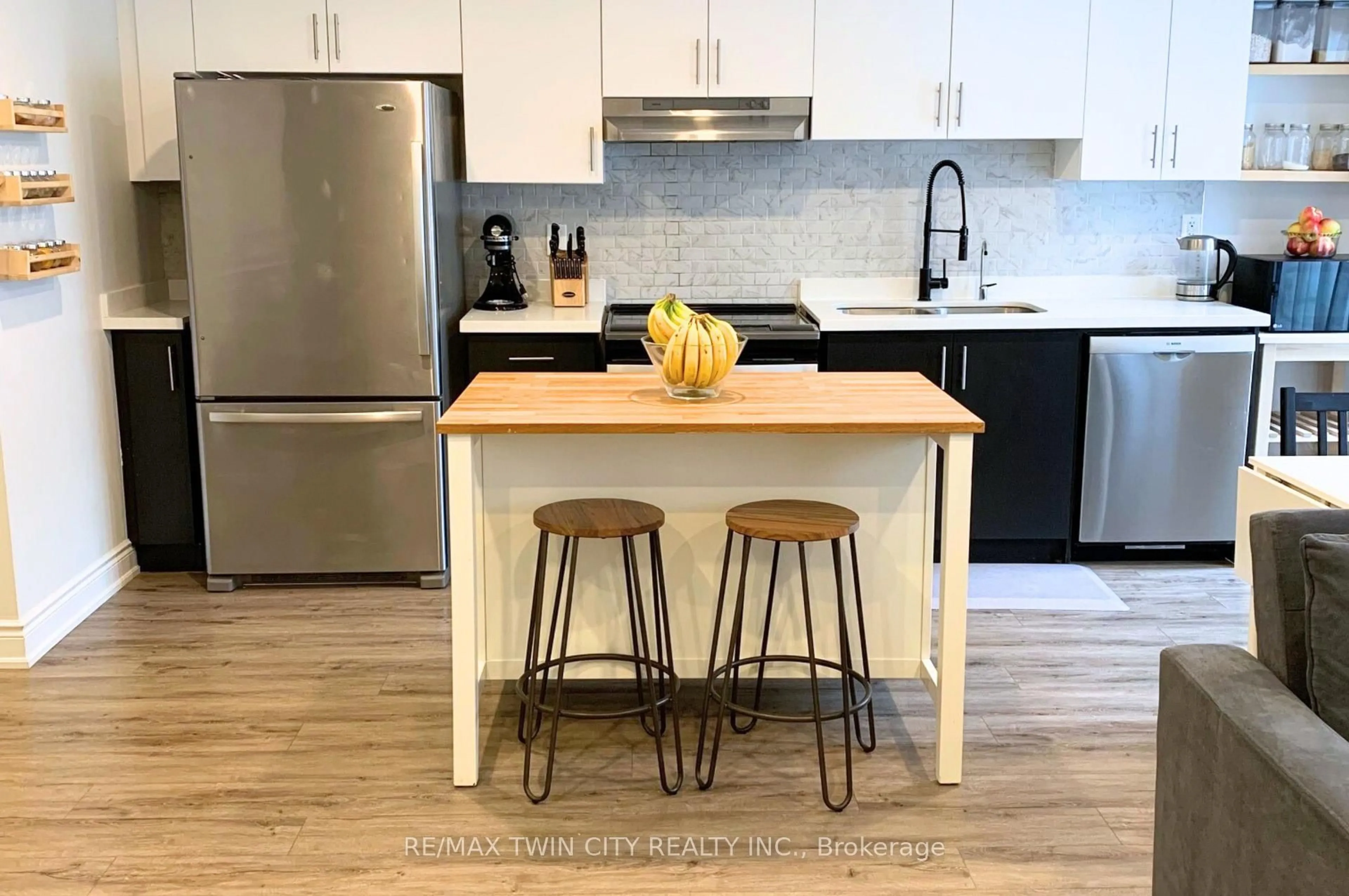 Open concept kitchen, wood/laminate floor for 420 Linden Dr ##21, Cambridge Ontario N3H 0C6