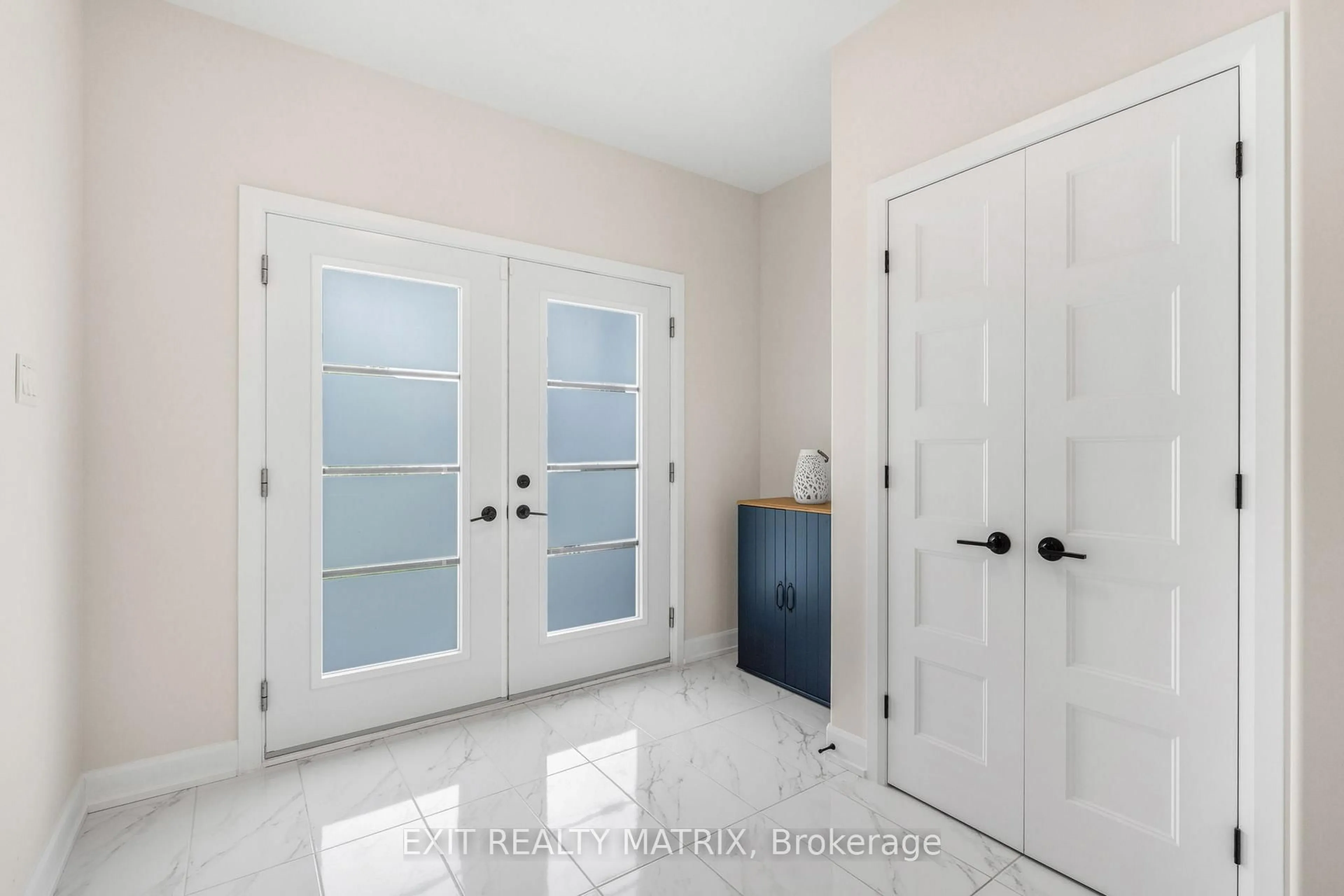 Indoor entryway for 461 Aurora St, Russell Ontario K4R 0L3