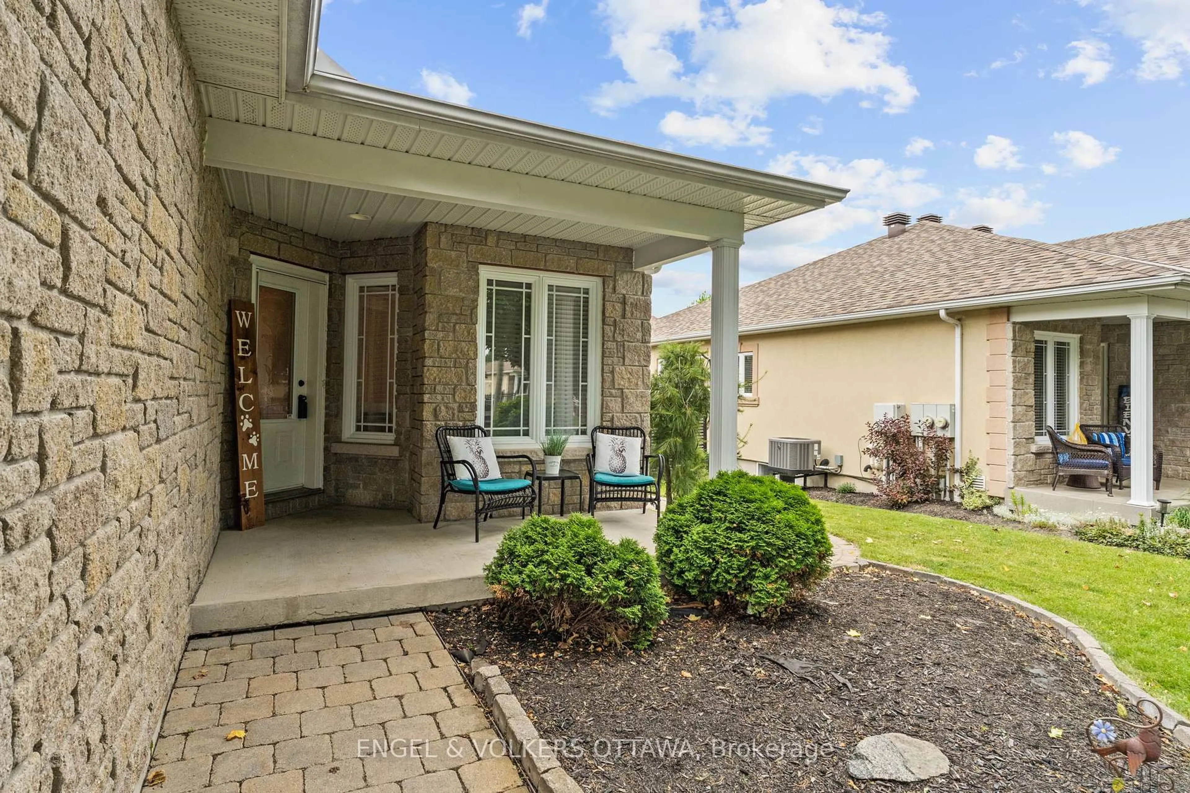 Patio, street for 63 La Croisee St, Russell Ontario K0A 1W0