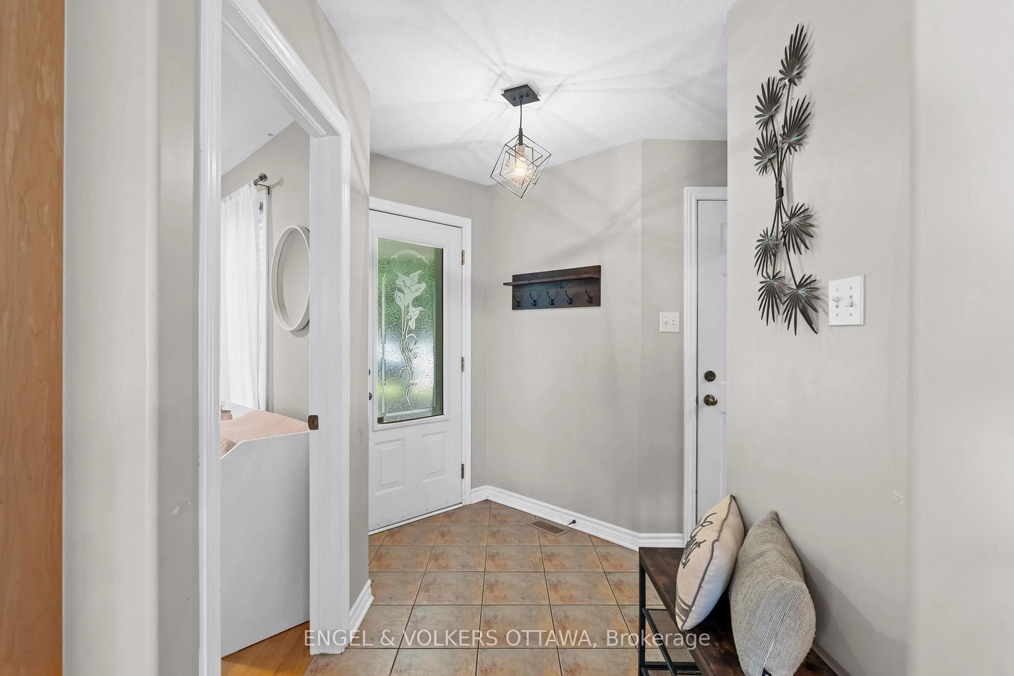 Indoor entryway for 63 La Croisee St, Russell Ontario K0A 1W0