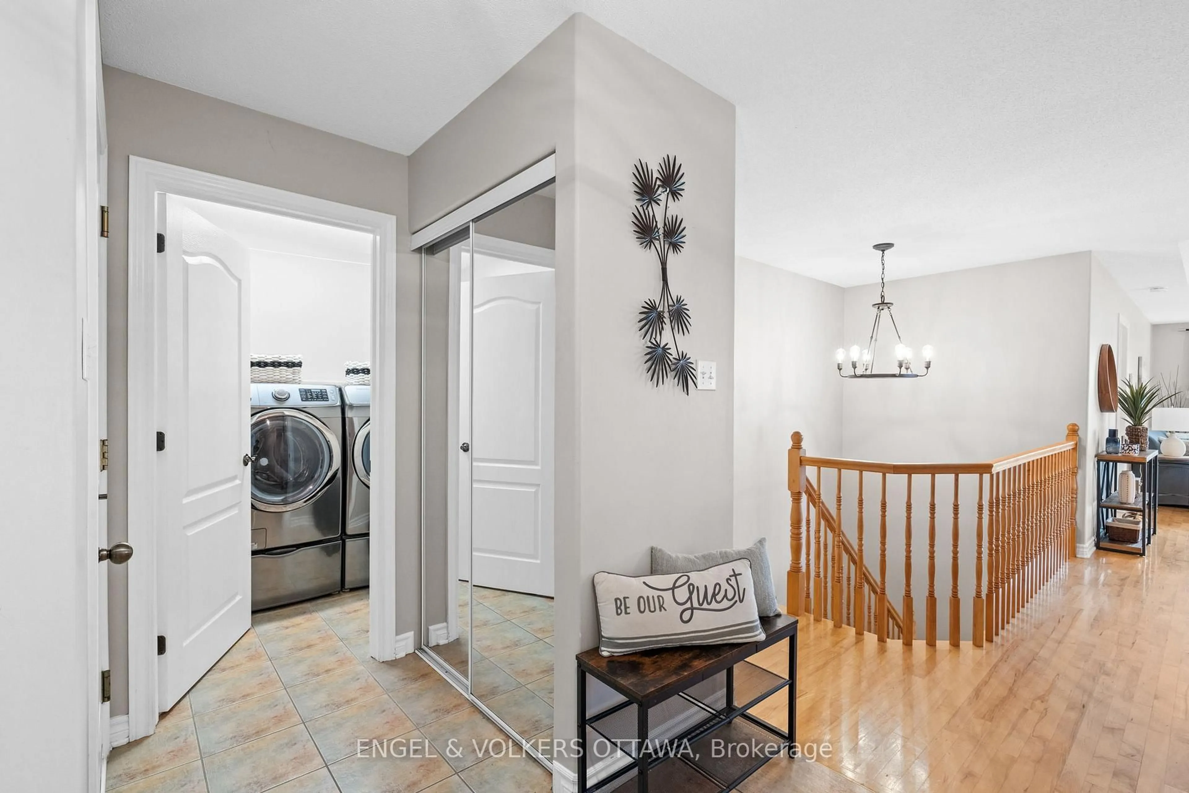 Indoor entryway for 63 La Croisee St, Russell Ontario K0A 1W0