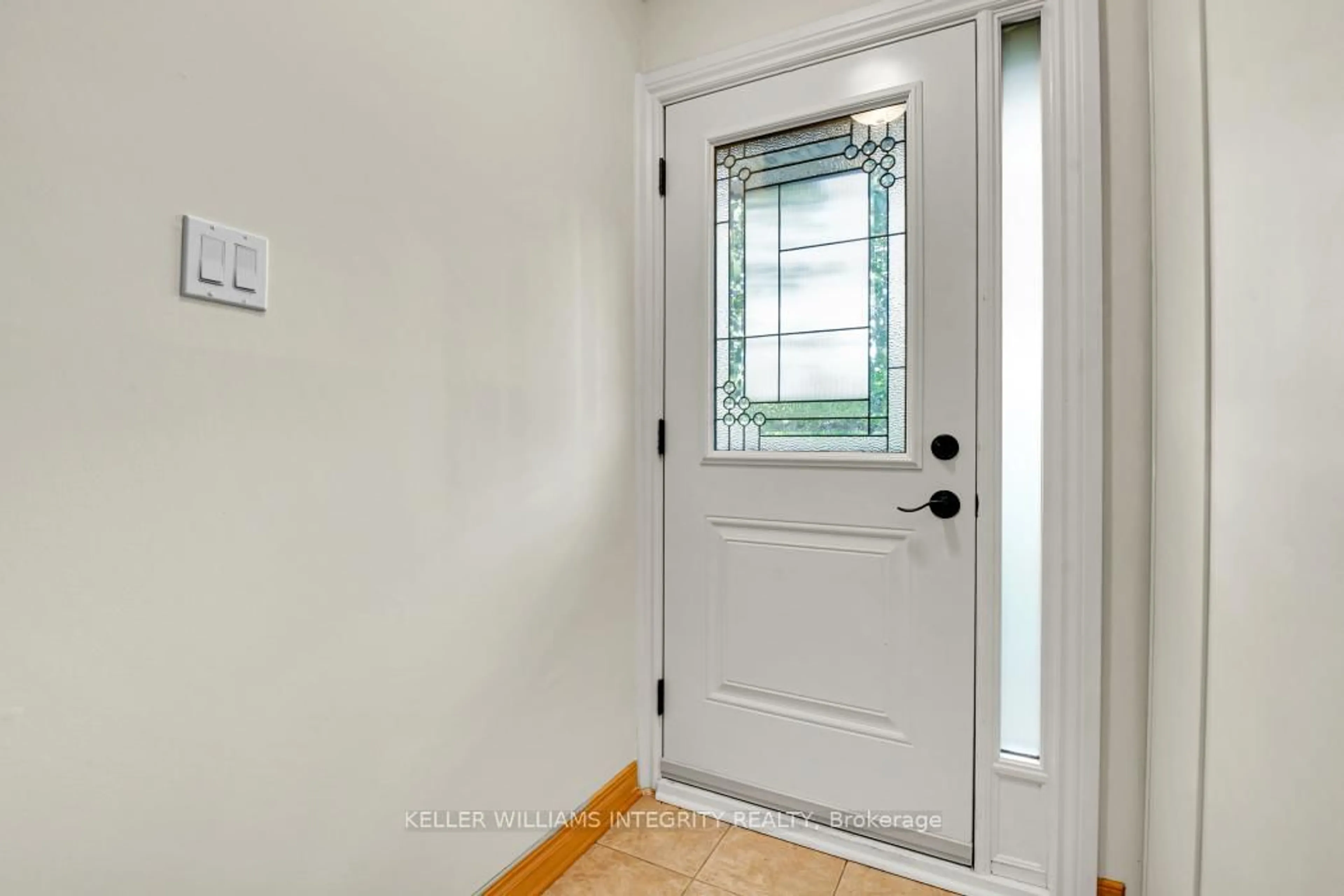Indoor entryway for 403 Montfort St #12, Ottawa Ontario K1L 8G8