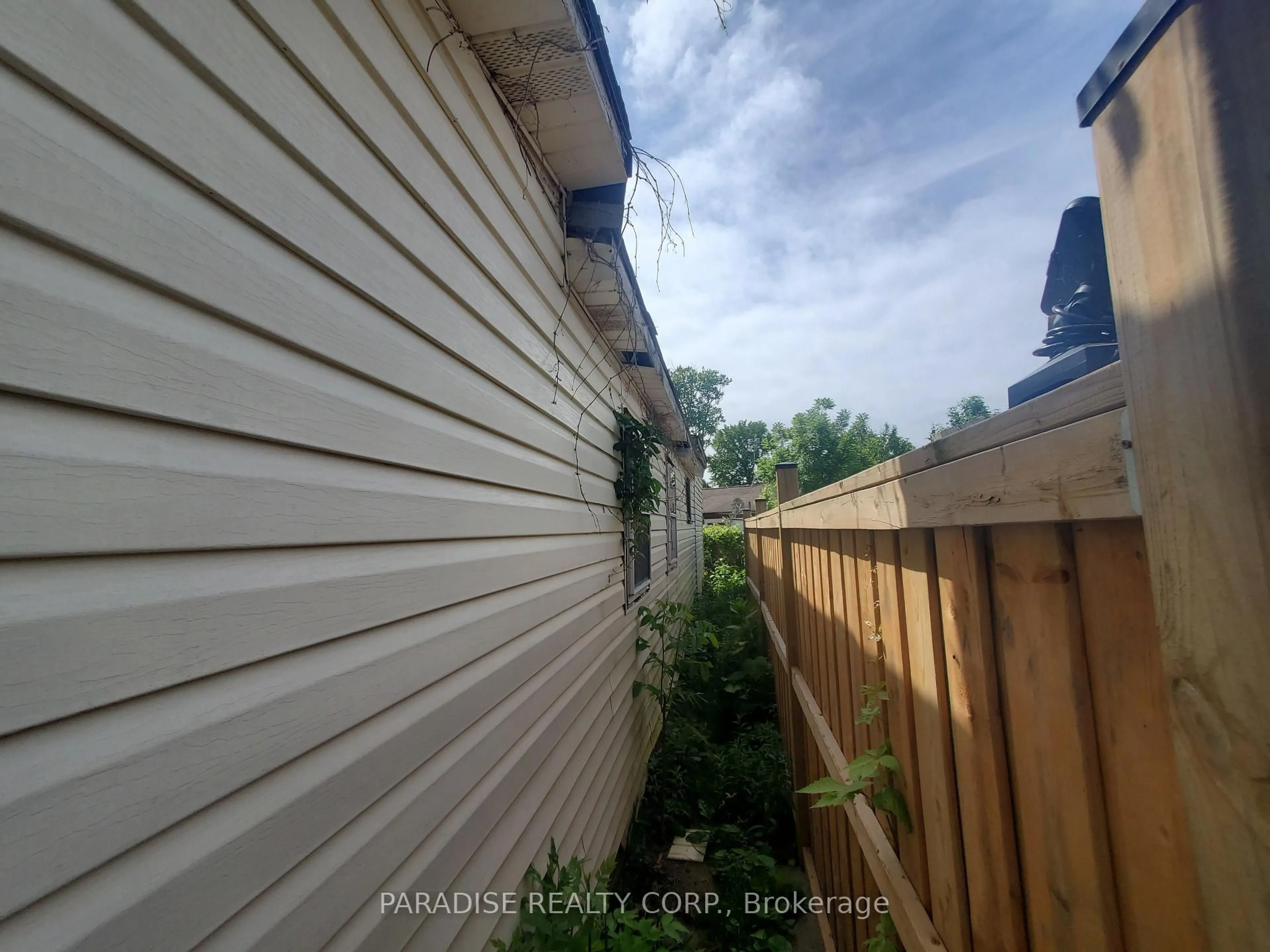 Home with vinyl exterior material, street for 53 Cambridge Rd, Fort Erie Ontario L0S 1B0