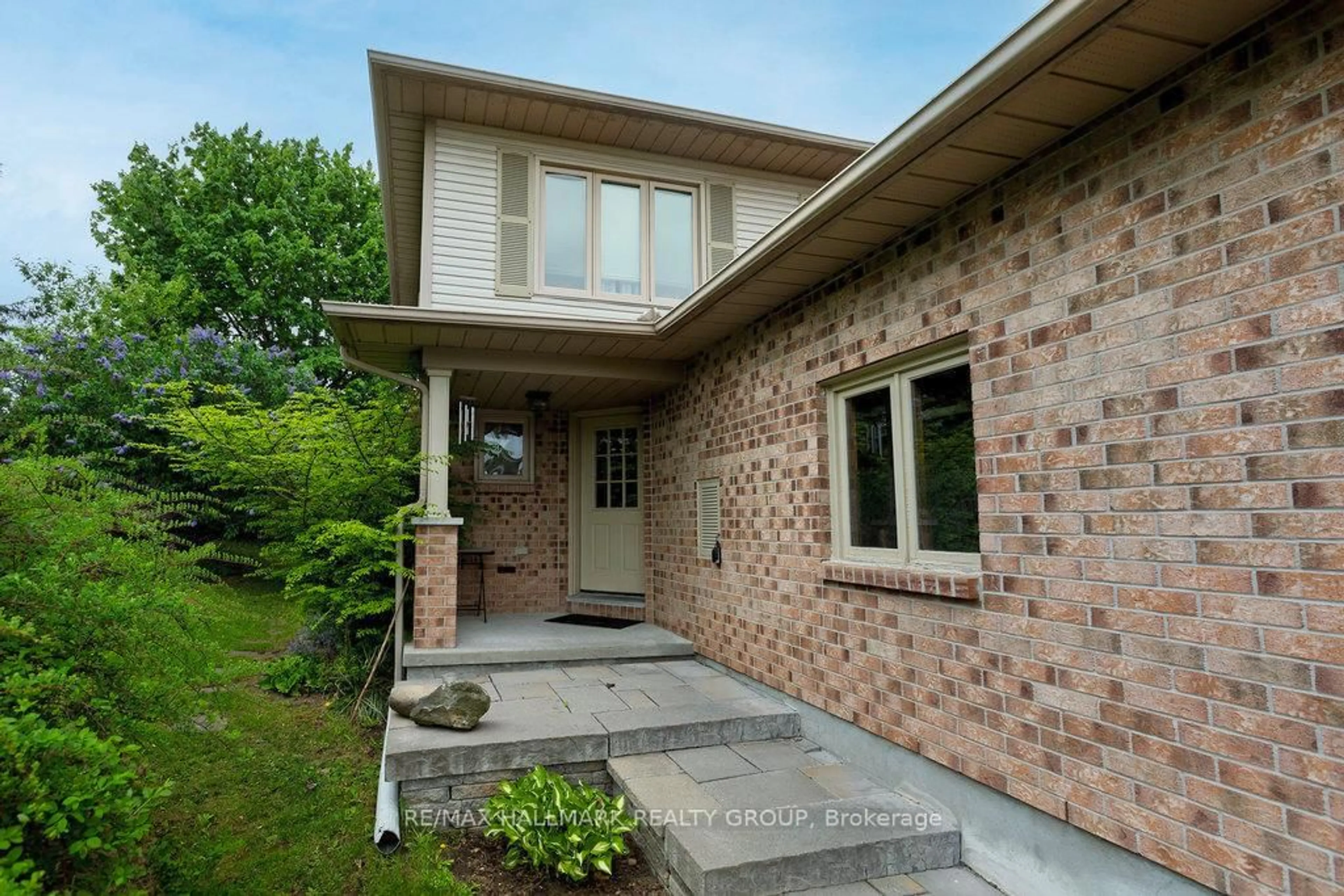 Home with brick exterior material, street for 24 Ravenscroft Crt, Stittsville Ontario K2S 1R3