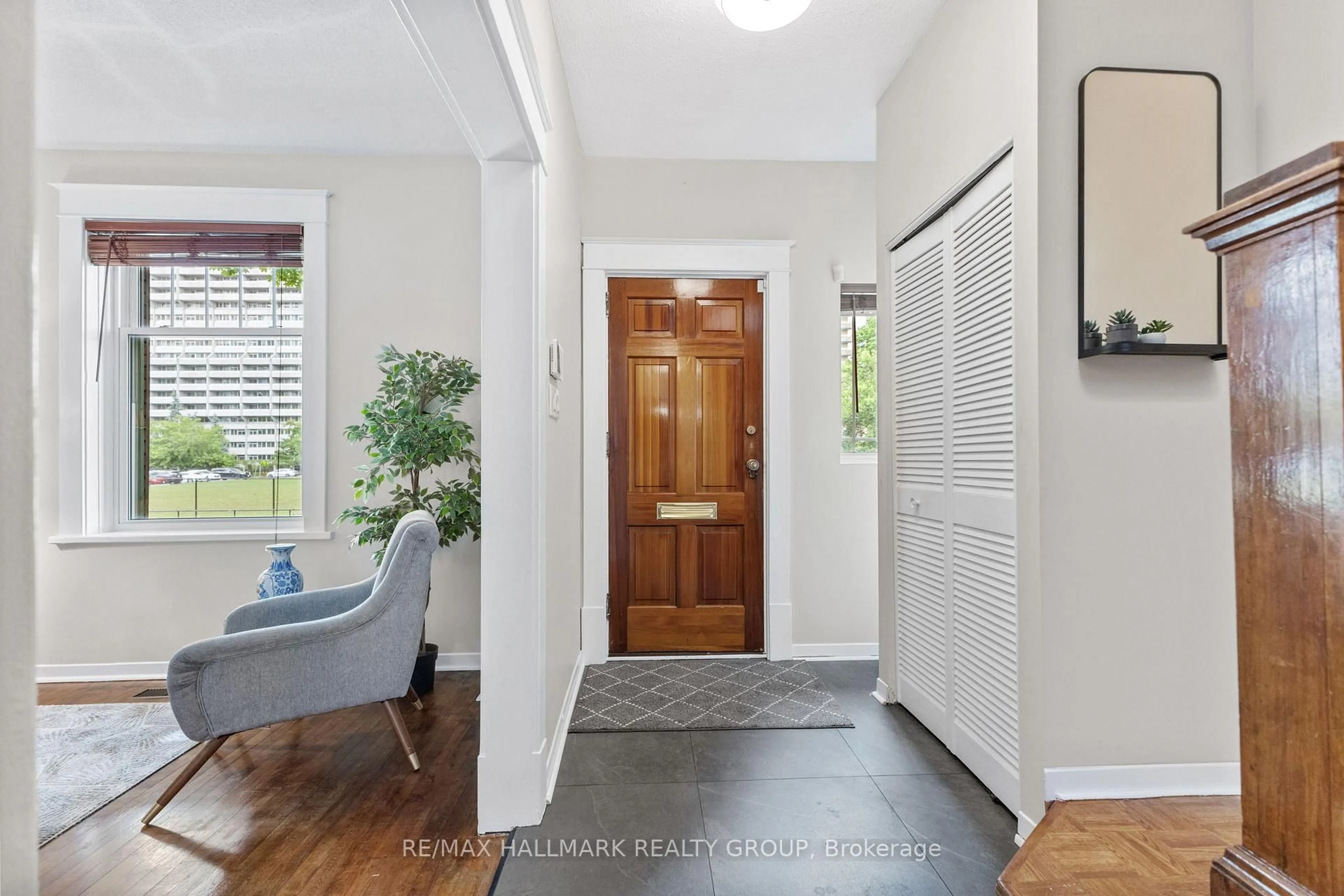 Indoor entryway for 453 Slater St, Ottawa Ontario K1R 5C2