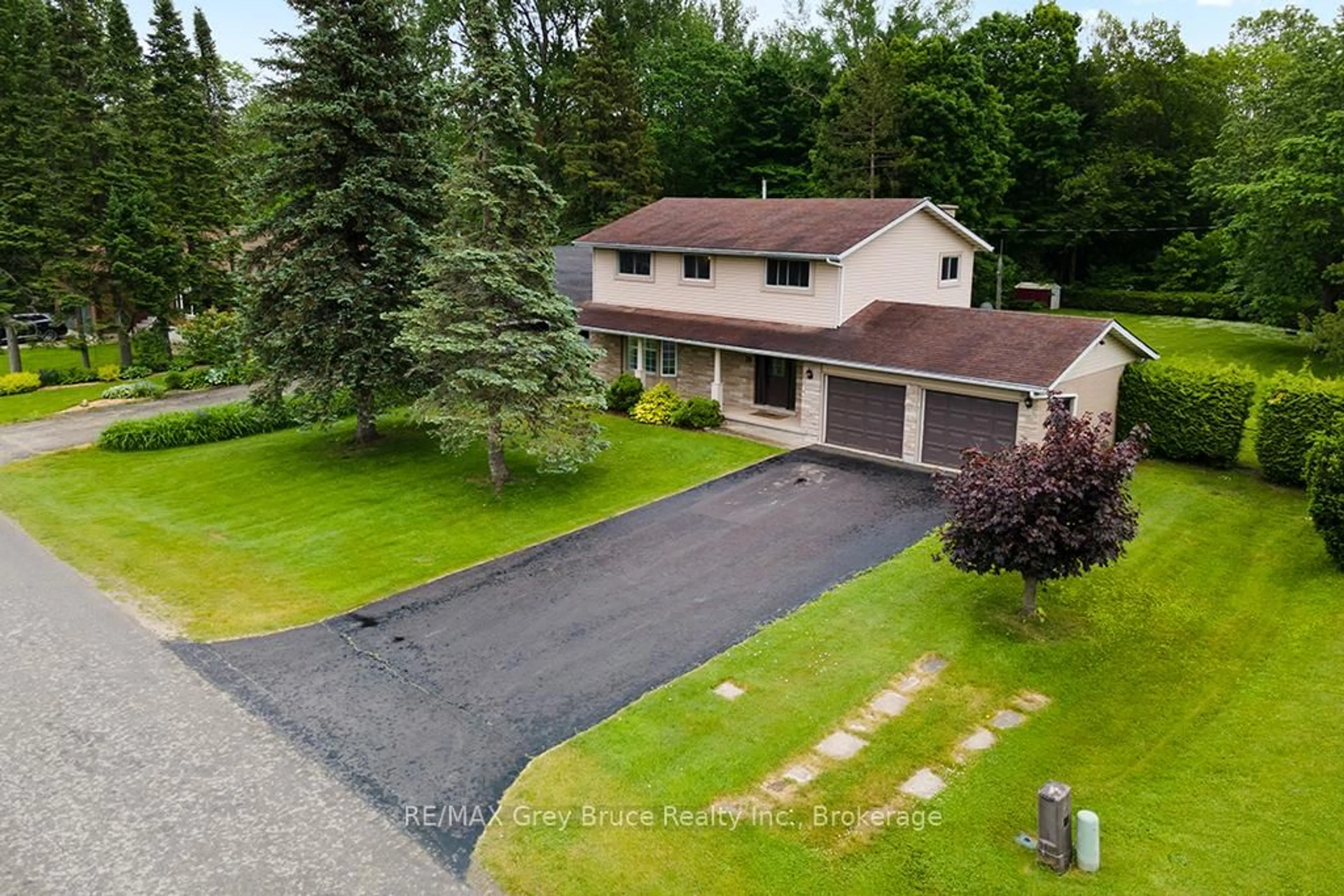A pic from outside/outdoor area/front of a property/back of a property/a pic from drone, unknown for 79 Farrar St, Meaford Ontario N4L 1E6