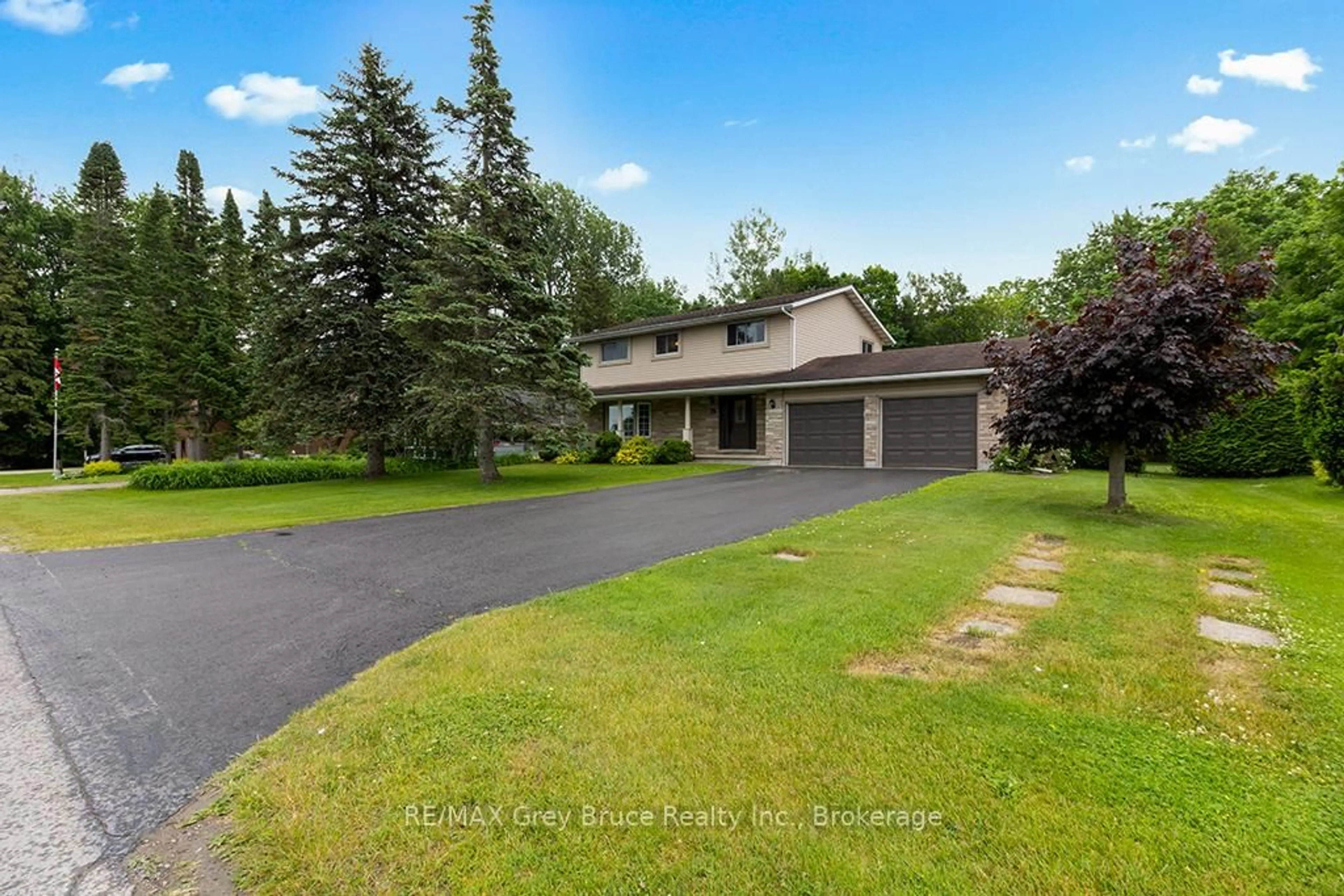 A pic from outside/outdoor area/front of a property/back of a property/a pic from drone, unknown for 79 Farrar St, Meaford Ontario N4L 1E6