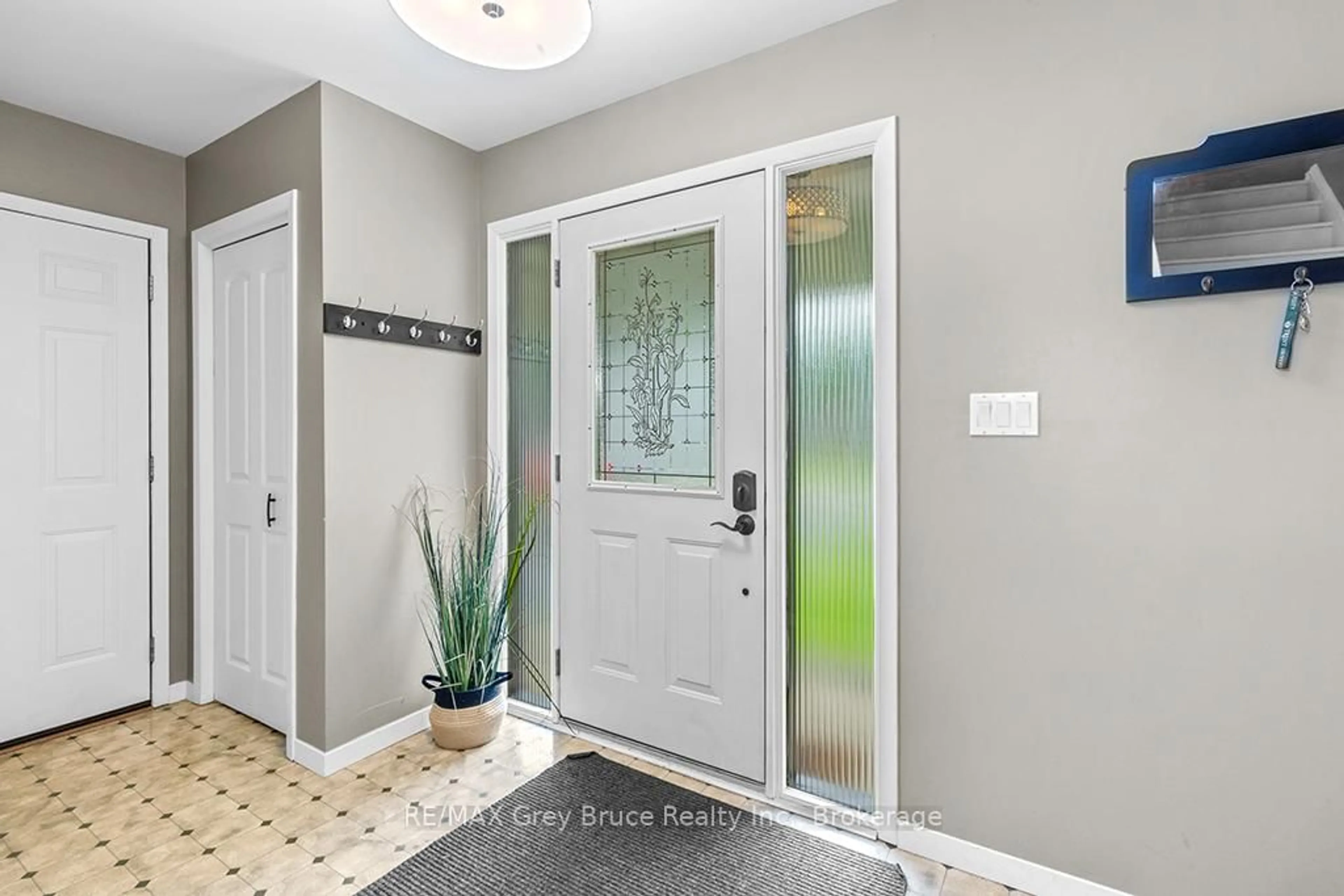 Indoor entryway for 79 Farrar St, Meaford Ontario N4L 1E6